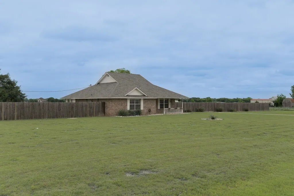Single Family Residence For Sale in Ellis County , 339 Meadow Lane, Red Oak, Texas 75154, 2 Bedroom, 2 Bathroom, Garage spaces, 1,650 Sqft, built in 1994, Preowned, mls#21250541, Real Estate Agent in Red Oak, Homes For Sale in Ellis county, Homes For Sale in Red Oak, Realtor in Red Oak Texas, Real Estate Brokerage Independent Realty Texas, Luminita Cordes Realtor