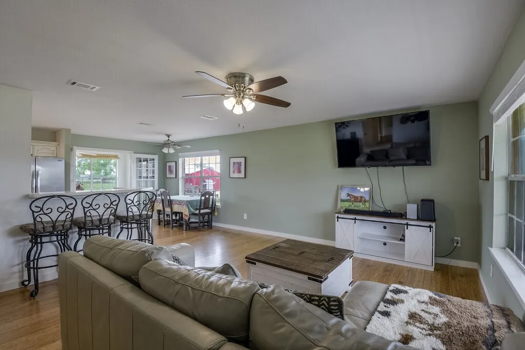 Single Family Residence For Sale in Ellis County , 339 Meadow Lane, Red Oak, Texas 75154, 2 Bedroom, 2 Bathroom, Garage spaces, 1,650 Sqft, built in 1994, Preowned, mls#21250541, Real Estate Agent in Red Oak, Homes For Sale in Ellis county, Homes For Sale in Red Oak, Realtor in Red Oak Texas, Real Estate Brokerage Independent Realty Texas, Luminita Cordes Realtor
