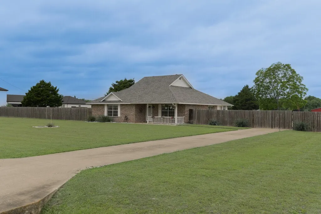 Single Family Residence For Sale in Ellis County , 339 Meadow Lane, Red Oak, Texas 75154, 2 Bedroom, 2 Bathroom, Garage spaces, 1,650 Sqft, built in 1994, Preowned, mls#21250541, Real Estate Agent in Red Oak, Homes For Sale in Ellis county, Homes For Sale in Red Oak, Realtor in Red Oak Texas, Real Estate Brokerage Independent Realty Texas, Luminita Cordes Realtor