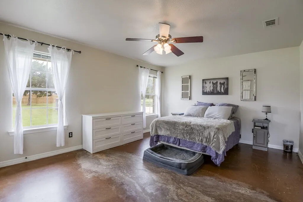 Single Family Residence For Sale in Ellis County , 339 Meadow Lane, Red Oak, Texas 75154, 2 Bedroom, 2 Bathroom, Garage spaces, 1,650 Sqft, built in 1994, Preowned, mls#21250541, Real Estate Agent in Red Oak, Homes For Sale in Ellis county, Homes For Sale in Red Oak, Realtor in Red Oak Texas, Real Estate Brokerage Independent Realty Texas, Luminita Cordes Realtor