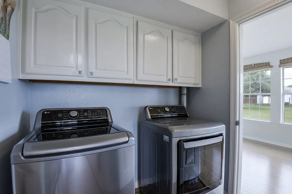 Single Family Residence For Sale in Ellis County , 339 Meadow Lane, Red Oak, Texas 75154, 2 Bedroom, 2 Bathroom, Garage spaces, 1,650 Sqft, built in 1994, Preowned, mls#21250541, Real Estate Agent in Red Oak, Homes For Sale in Ellis county, Homes For Sale in Red Oak, Realtor in Red Oak Texas, Real Estate Brokerage Independent Realty Texas, Luminita Cordes Realtor