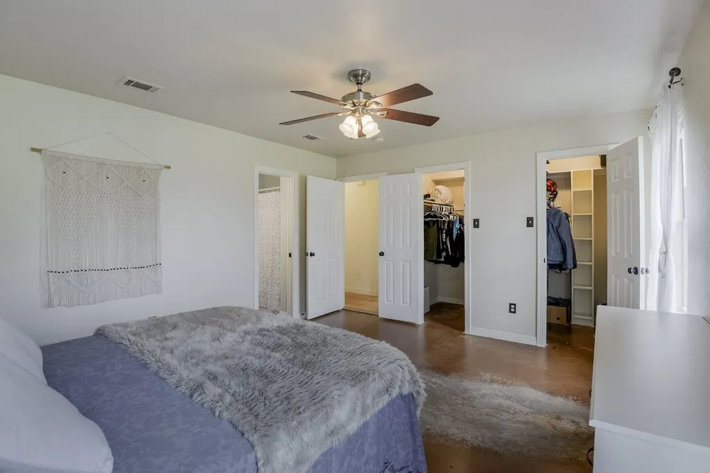 Single Family Residence For Sale in Ellis County , 339 Meadow Lane, Red Oak, Texas 75154, 2 Bedroom, 2 Bathroom, Garage spaces, 1,650 Sqft, built in 1994, Preowned, mls#21250541, Real Estate Agent in Red Oak, Homes For Sale in Ellis county, Homes For Sale in Red Oak, Realtor in Red Oak Texas, Real Estate Brokerage Independent Realty Texas, Luminita Cordes Realtor