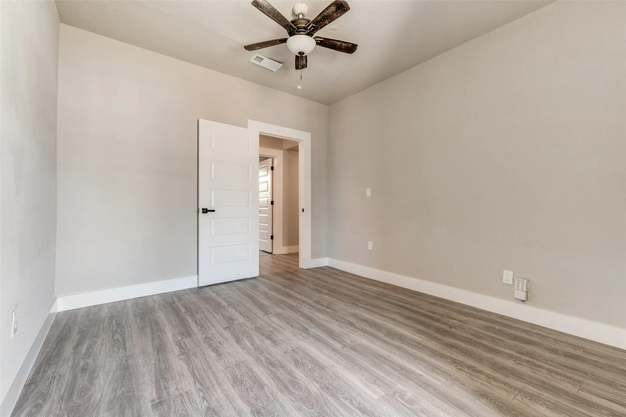 Single Family Residence For Rent in Dallas County , 1247 Georgia Avenue, Dallas, Texas 75216, 3 Bedrooms, 2 Bathrooms, Garage spaces, 1,442 Sqft, built in 1914, Preowned, Price $2,100, mls#21250468, Real Estate Agent in Dallas, Homes For Rent in Dallas county, Homes For Rent in Dallas, Realtor in Dallas Texas, Real Estate Brokerage Independent Realty Texas, Luminita Cordes Realtor