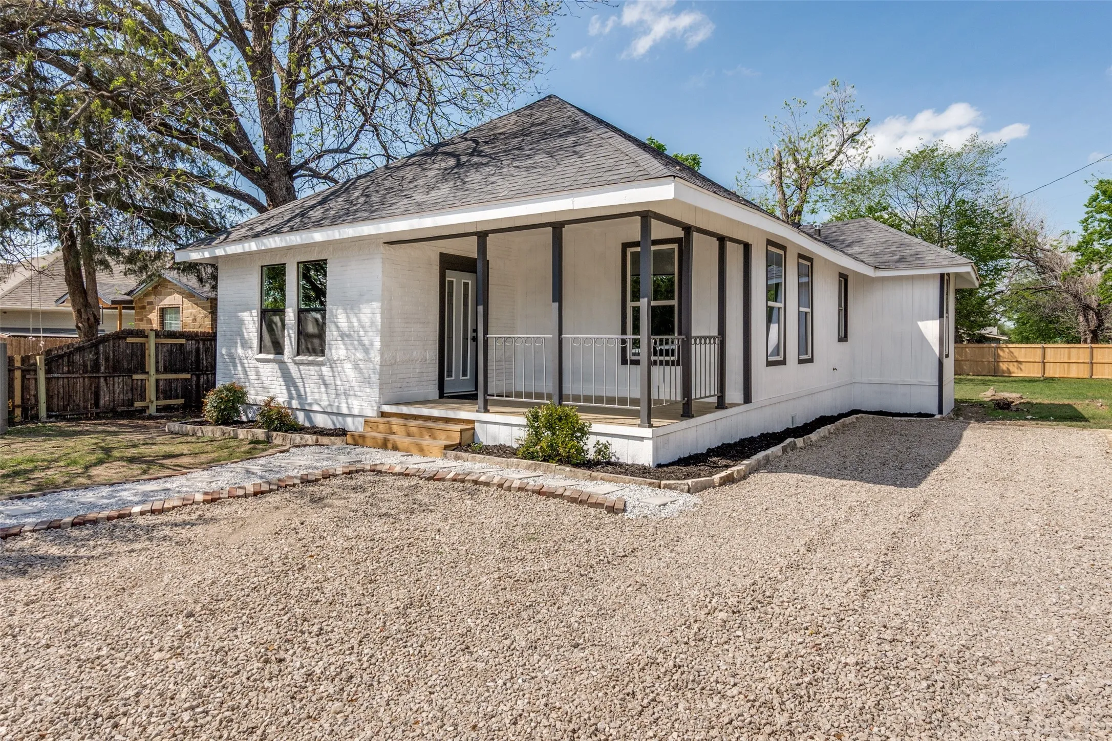 Single Family Residence For Rent in Dallas County , 1247 Georgia Avenue, Dallas, Texas 75216, 3 Bedrooms, 2 Bathrooms, Garage spaces, 1,442 Sqft, built in 1914, Preowned, Price $2,100, mls#21250468, Real Estate Agent in Dallas, Homes For Rent in Dallas county, Homes For Rent in Dallas, Realtor in Dallas Texas, Real Estate Brokerage Independent Realty Texas, Luminita Cordes Realtor