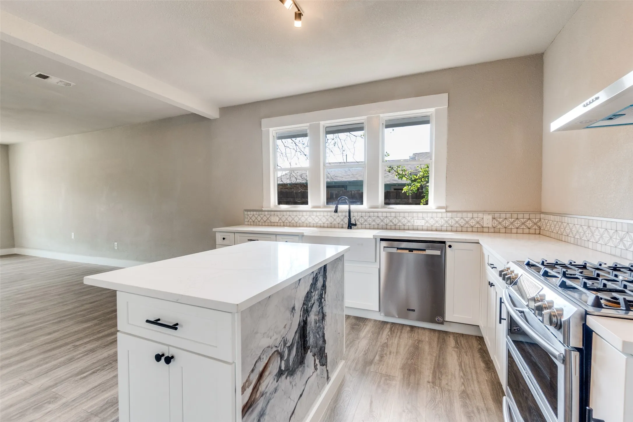 Single Family Residence For Rent in Dallas County , 1247 Georgia Avenue, Dallas, Texas 75216, 3 Bedrooms, 2 Bathrooms, Garage spaces, 1,442 Sqft, built in 1914, Preowned, Price $2,100, mls#21250468, Real Estate Agent in Dallas, Homes For Rent in Dallas county, Homes For Rent in Dallas, Realtor in Dallas Texas, Real Estate Brokerage Independent Realty Texas, Luminita Cordes Realtor