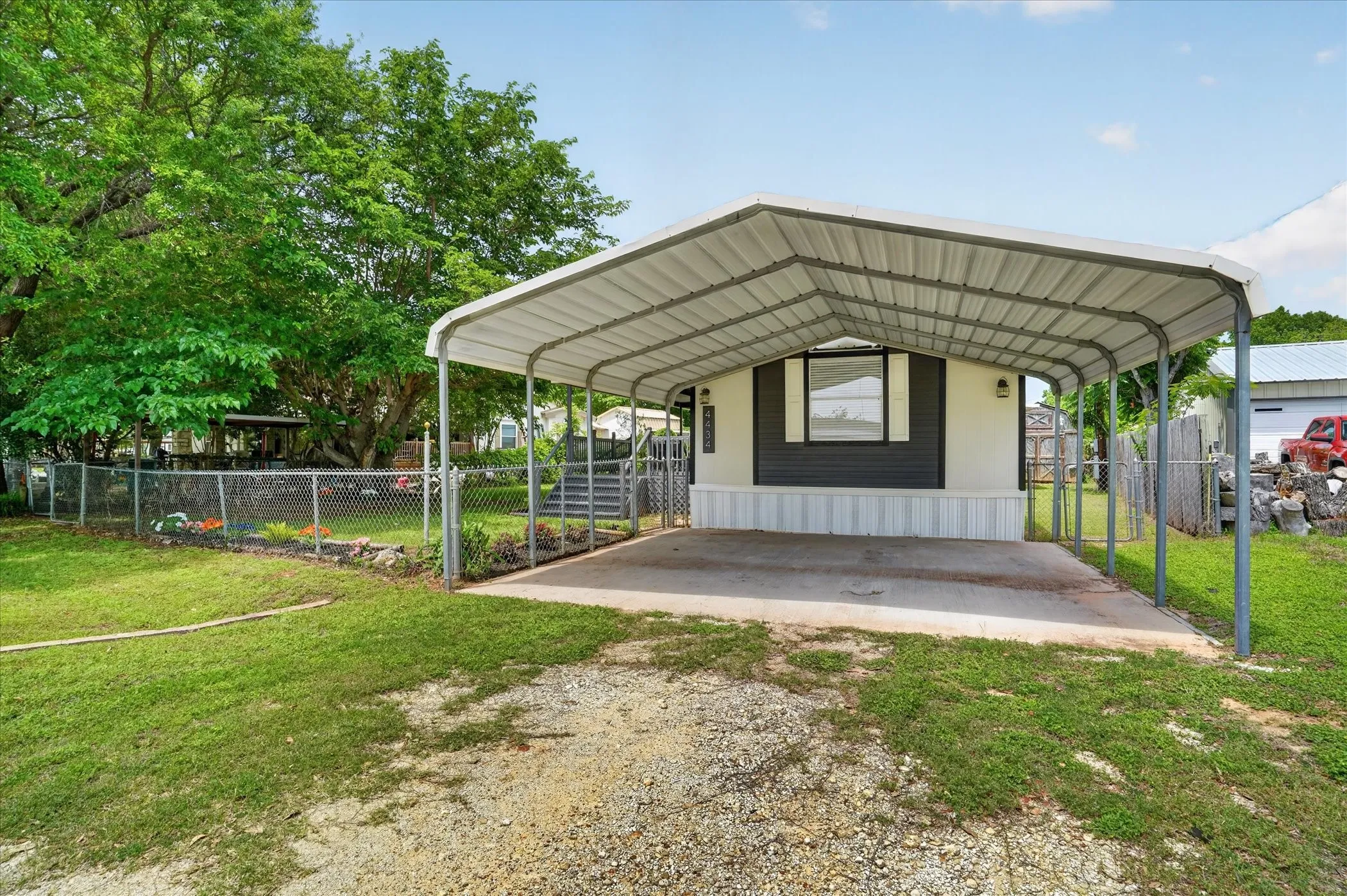Mobile Home For Sale in Hood County , 4434 Wildwood Circle, Granbury, Texas 76049, 3 Bedroom, 2 Bathroom, Garage spaces, 1,330 Sqft, built in 2000, Preowned, mls#21248513, Real Estate Agent in Granbury, Homes For Sale in Hood county, Homes For Sale in Granbury, Realtor in Granbury Texas, Real Estate Brokerage Independent Realty Texas, Luminita Cordes Realtor