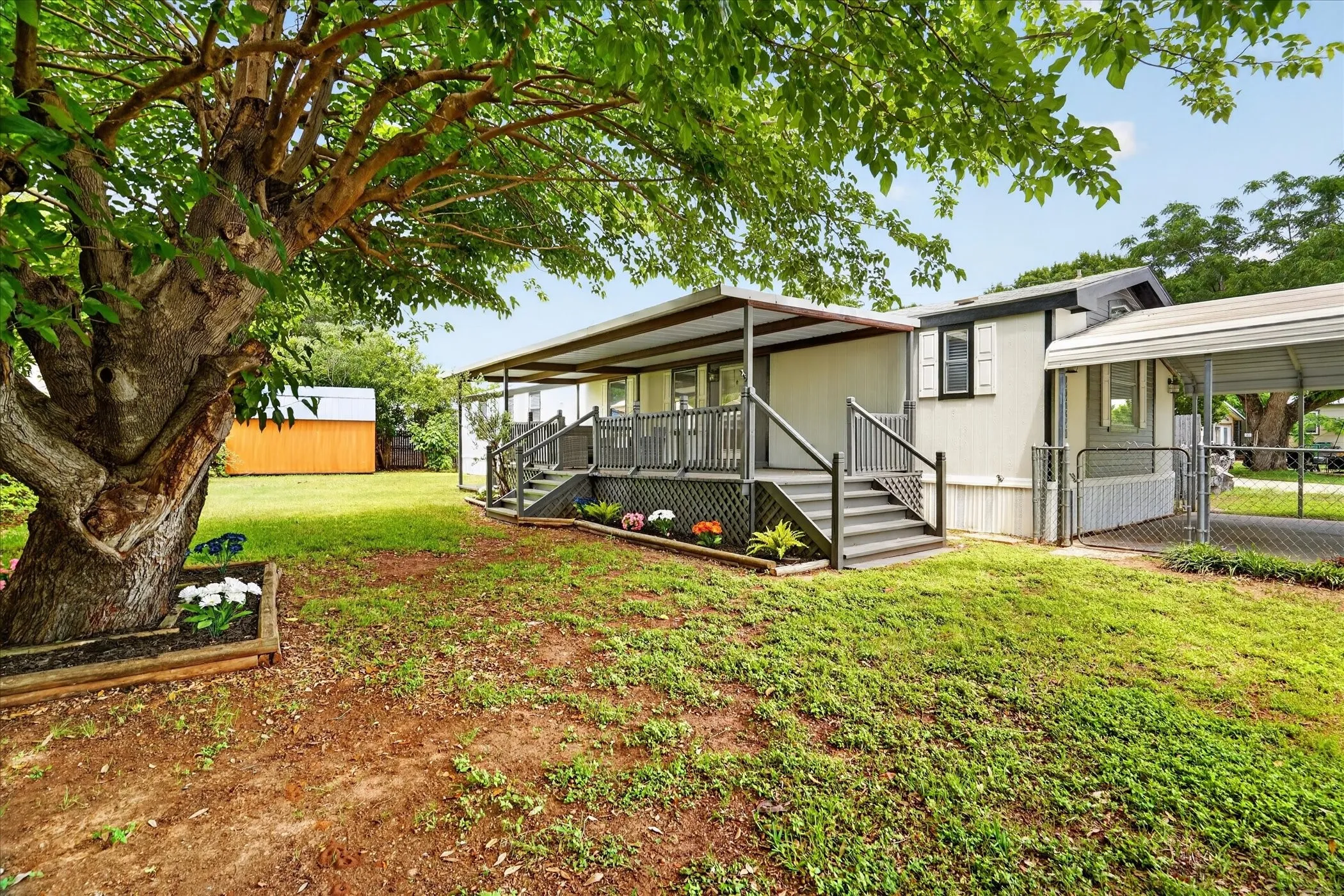 Mobile Home For Sale in Hood County , 4434 Wildwood Circle, Granbury, Texas 76049, 3 Bedroom, 2 Bathroom, Garage spaces, 1,330 Sqft, built in 2000, Preowned, mls#21248513, Real Estate Agent in Granbury, Homes For Sale in Hood county, Homes For Sale in Granbury, Realtor in Granbury Texas, Real Estate Brokerage Independent Realty Texas, Luminita Cordes Realtor