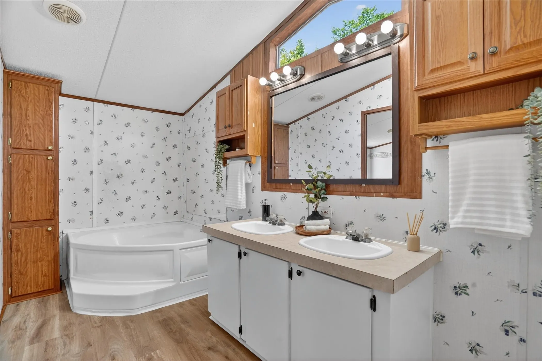 Mobile Home For Sale in Hood County , 4434 Wildwood Circle, Granbury, Texas 76049, 3 Bedroom, 2 Bathroom, Garage spaces, 1,330 Sqft, built in 2000, Preowned, mls#21248513, Real Estate Agent in Granbury, Homes For Sale in Hood county, Homes For Sale in Granbury, Realtor in Granbury Texas, Real Estate Brokerage Independent Realty Texas, Luminita Cordes Realtor