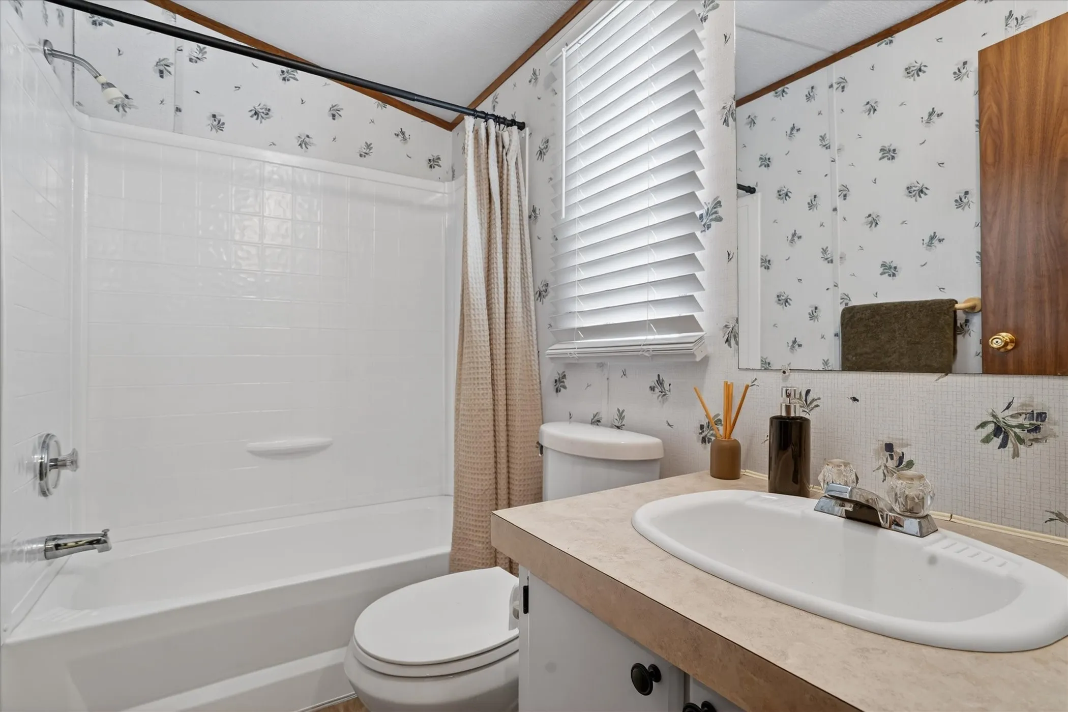 Mobile Home For Sale in Hood County , 4434 Wildwood Circle, Granbury, Texas 76049, 3 Bedroom, 2 Bathroom, Garage spaces, 1,330 Sqft, built in 2000, Preowned, mls#21248513, Real Estate Agent in Granbury, Homes For Sale in Hood county, Homes For Sale in Granbury, Realtor in Granbury Texas, Real Estate Brokerage Independent Realty Texas, Luminita Cordes Realtor