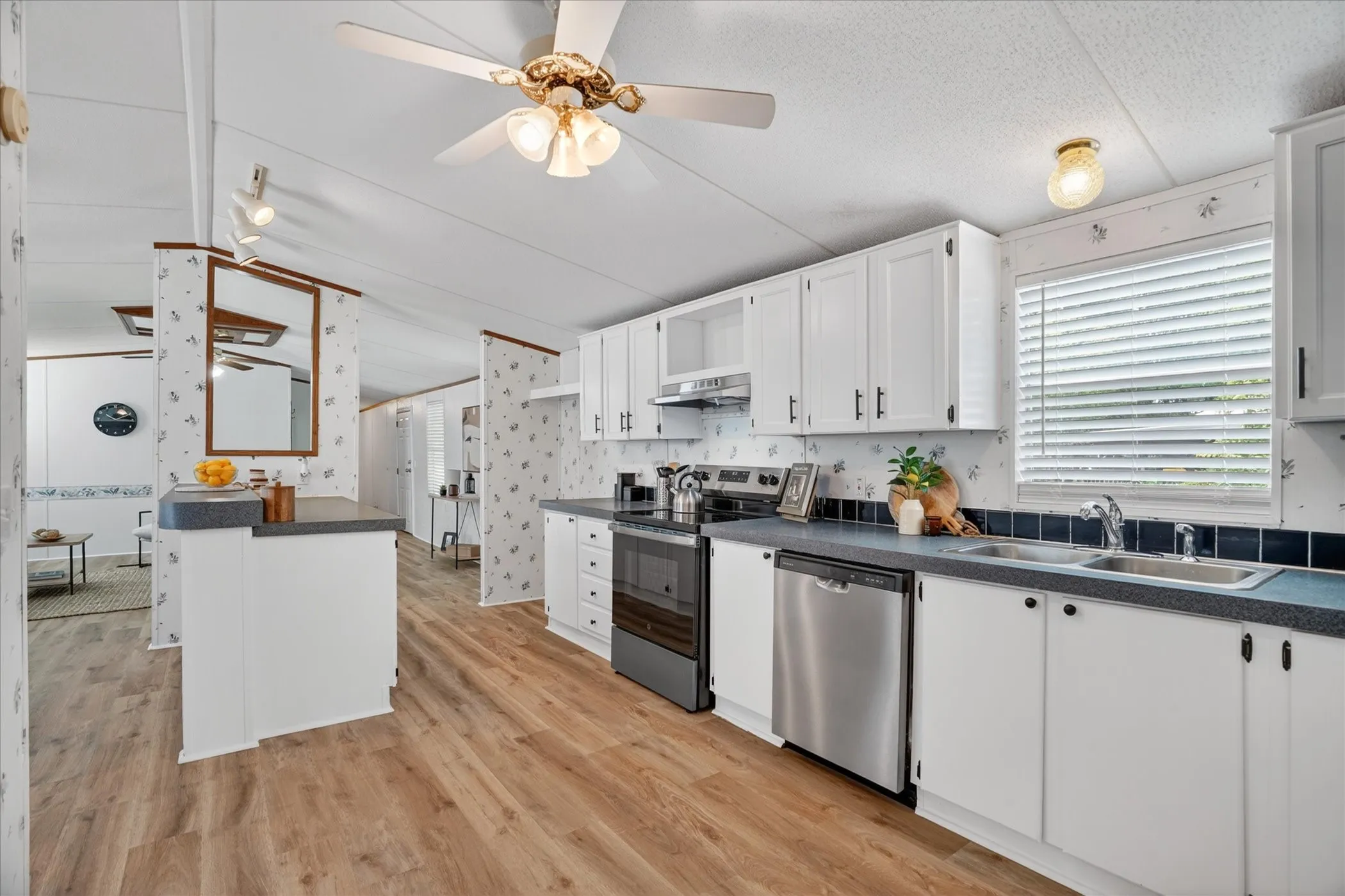 Mobile Home For Sale in Hood County , 4434 Wildwood Circle, Granbury, Texas 76049, 3 Bedroom, 2 Bathroom, Garage spaces, 1,330 Sqft, built in 2000, Preowned, mls#21248513, Real Estate Agent in Granbury, Homes For Sale in Hood county, Homes For Sale in Granbury, Realtor in Granbury Texas, Real Estate Brokerage Independent Realty Texas, Luminita Cordes Realtor