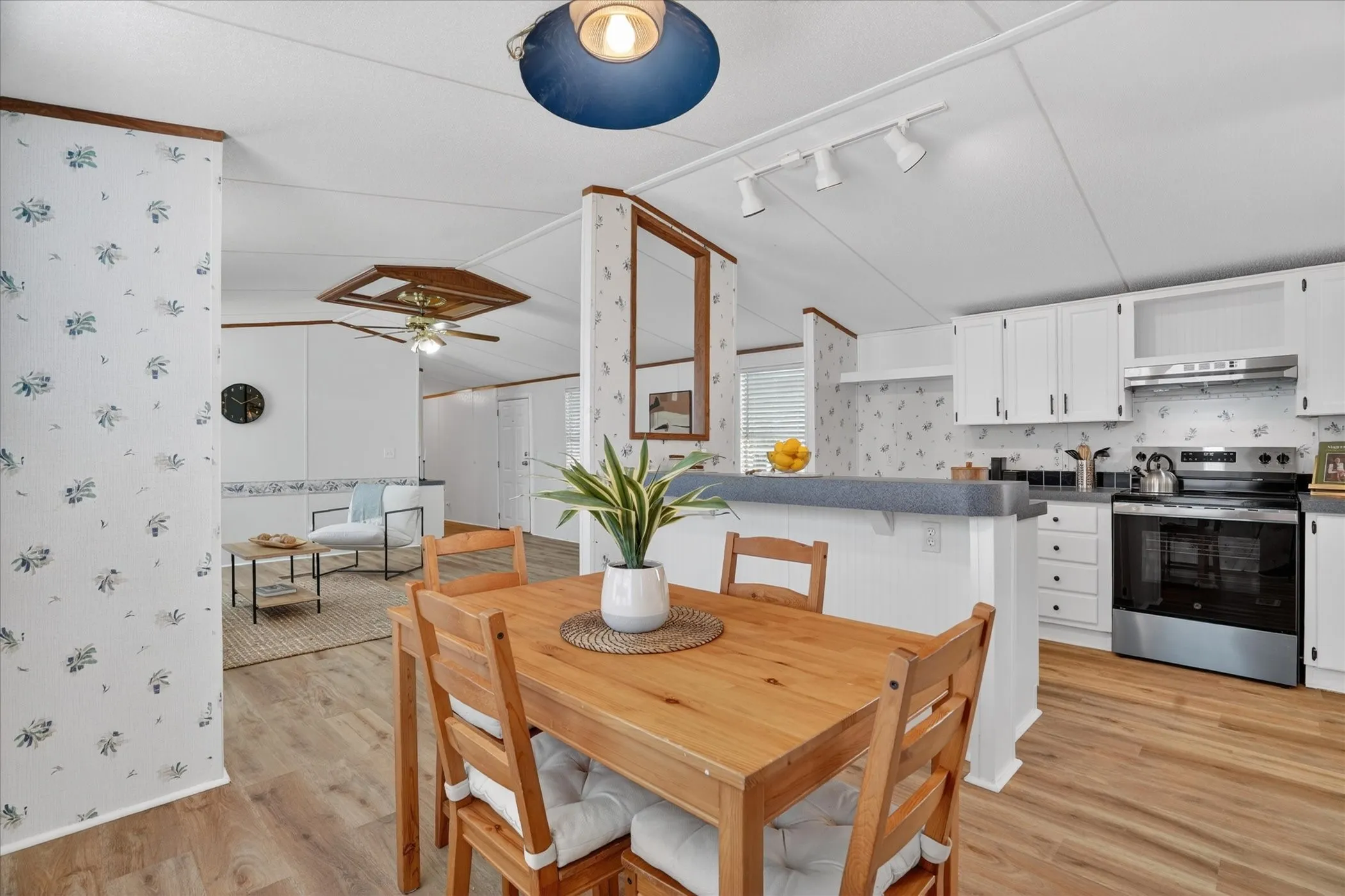 Mobile Home For Sale in Hood County , 4434 Wildwood Circle, Granbury, Texas 76049, 3 Bedroom, 2 Bathroom, Garage spaces, 1,330 Sqft, built in 2000, Preowned, mls#21248513, Real Estate Agent in Granbury, Homes For Sale in Hood county, Homes For Sale in Granbury, Realtor in Granbury Texas, Real Estate Brokerage Independent Realty Texas, Luminita Cordes Realtor