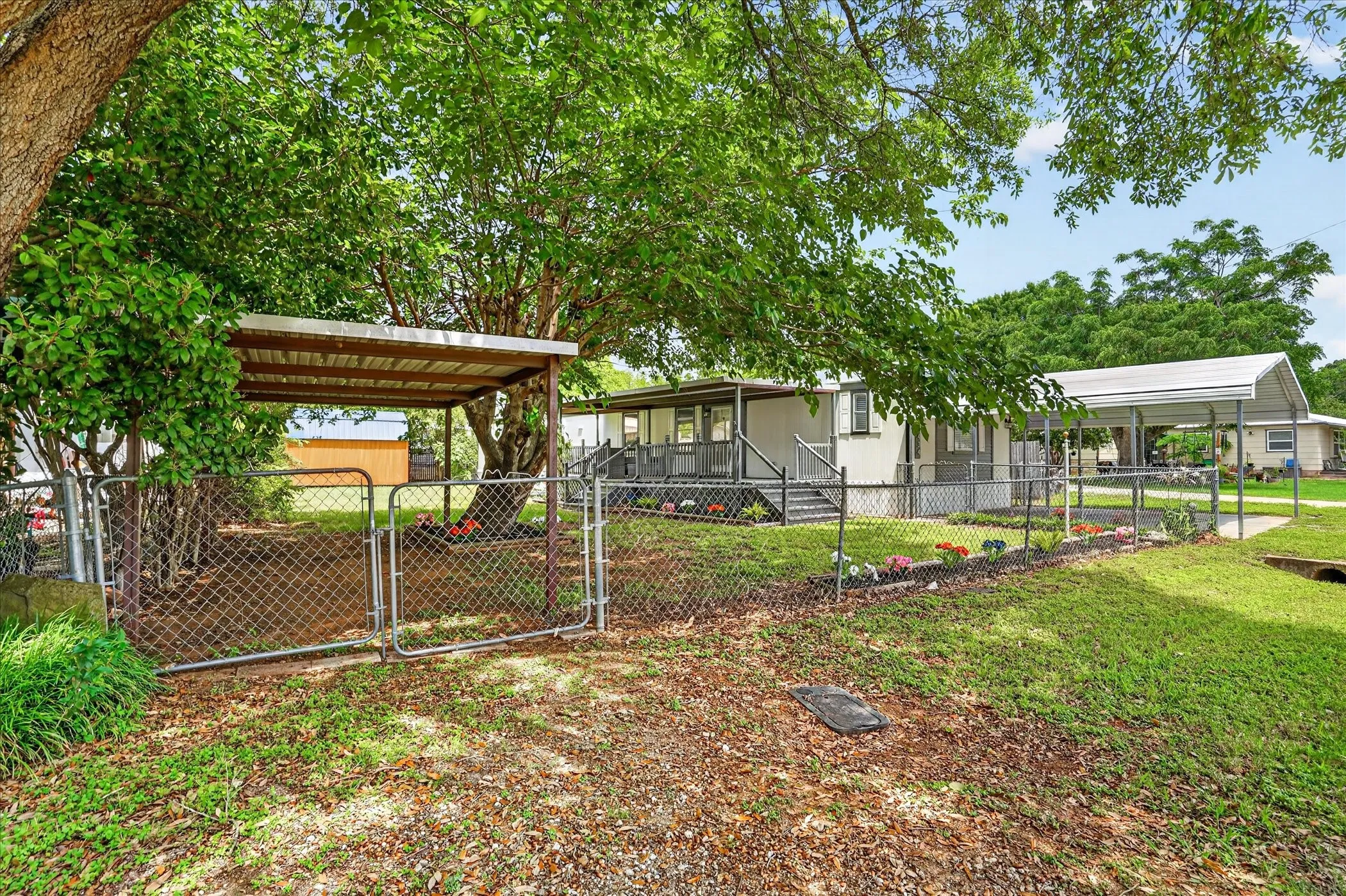 Mobile Home For Sale in Hood County , 4434 Wildwood Circle, Granbury, Texas 76049, 3 Bedroom, 2 Bathroom, Garage spaces, 1,330 Sqft, built in 2000, Preowned, mls#21248513, Real Estate Agent in Granbury, Homes For Sale in Hood county, Homes For Sale in Granbury, Realtor in Granbury Texas, Real Estate Brokerage Independent Realty Texas, Luminita Cordes Realtor
