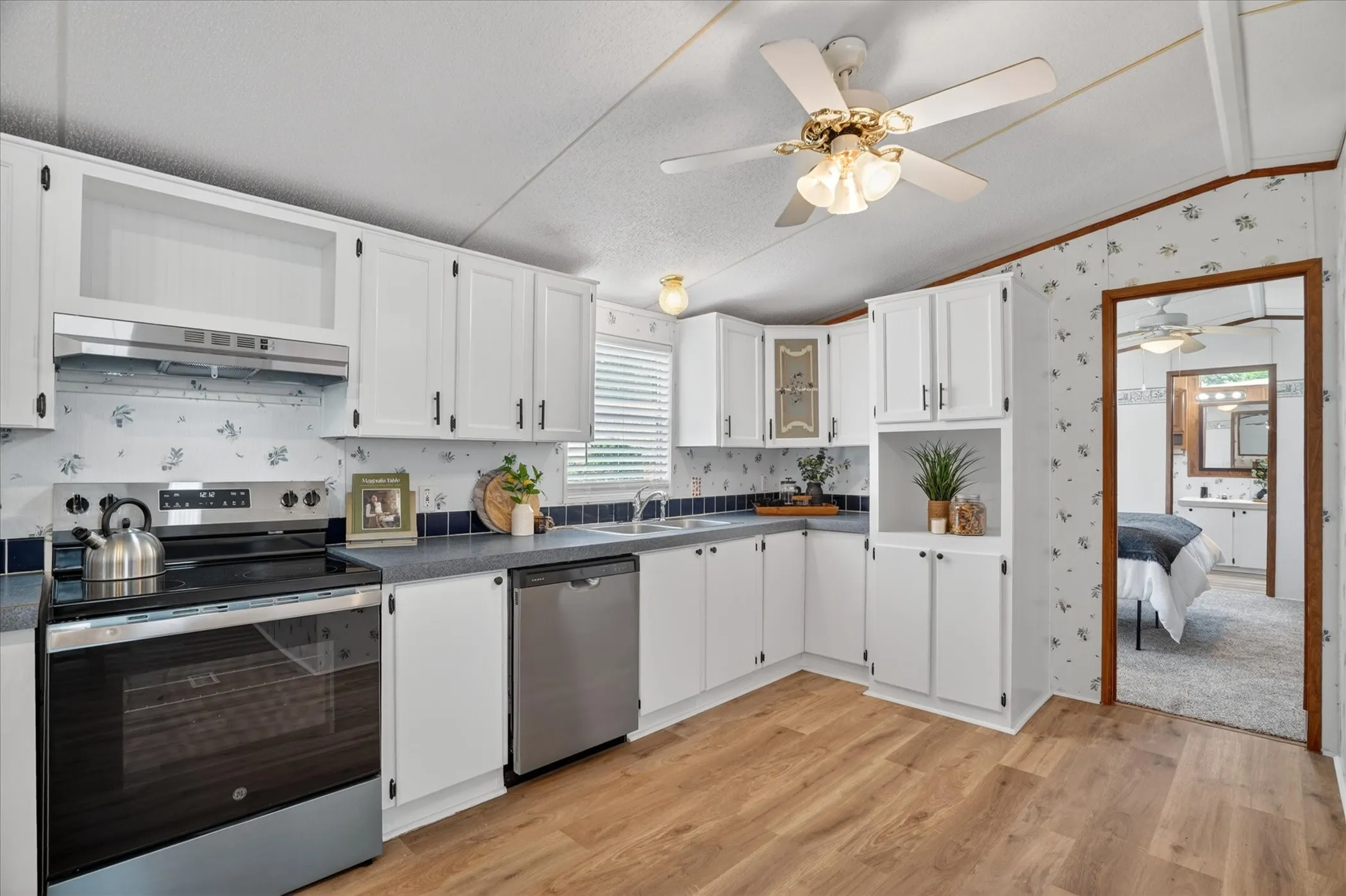 Mobile Home For Sale in Hood County , 4434 Wildwood Circle, Granbury, Texas 76049, 3 Bedroom, 2 Bathroom, Garage spaces, 1,330 Sqft, built in 2000, Preowned, mls#21248513, Real Estate Agent in Granbury, Homes For Sale in Hood county, Homes For Sale in Granbury, Realtor in Granbury Texas, Real Estate Brokerage Independent Realty Texas, Luminita Cordes Realtor