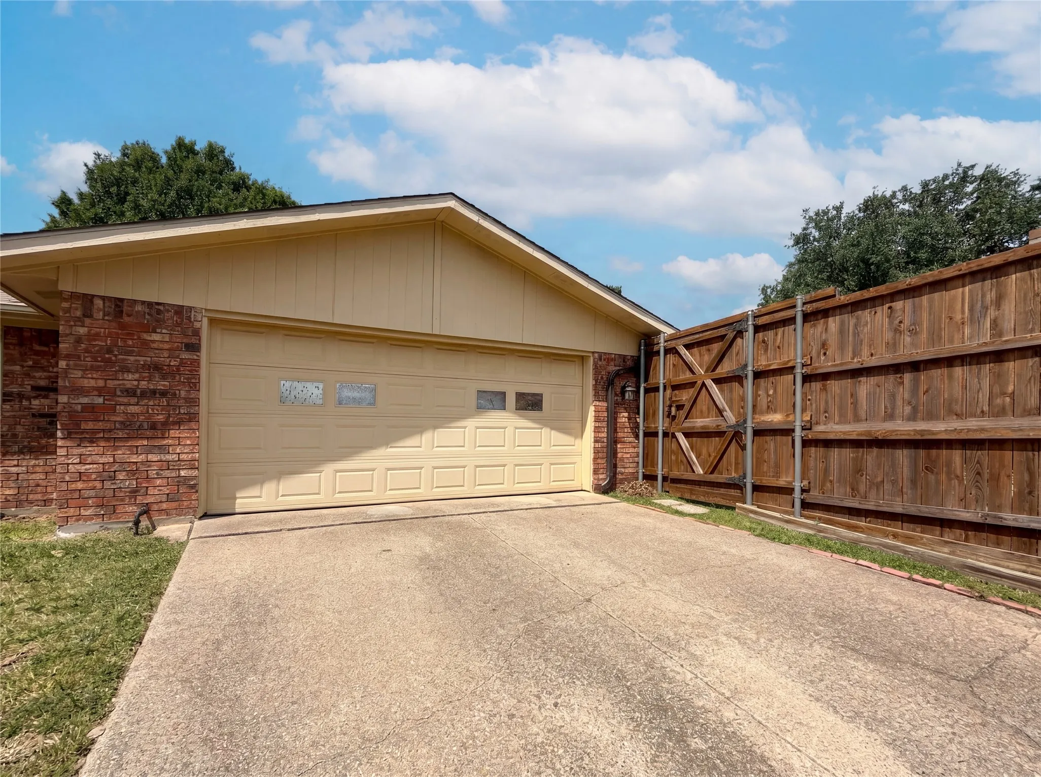 Single Family Residence For Sale in Collin County , 6302 Zanes Court, Plano, Texas 75023, 3 Bedroom, 2 Bathroom, 2 Garage spaces, 1,781 Sqft, built in 1978, mls#21250594, Real Estate Agent in Plano, Homes For Sale in Collin county, Homes For Sale in Plano, Realtor in Plano Texas, Real Estate Brokerage Independent Realty Texas, Luminita Cordes Realtor