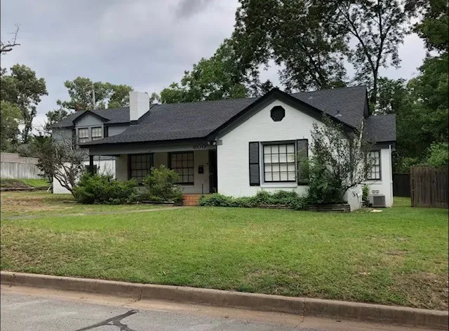 Single Family Residence For Sale in Smith County , 600 E Lake Street, Tyler, Texas 75701, 3 Bedrooms, 2 Bathrooms, Garage spaces, 1,736 Sqft, built in 1947, Preowned, Price $285,000, mls#21250508, Real Estate Agent in Tyler, Homes For Sale in Smith county, Homes For Sale in Tyler, Realtor in Tyler Texas, Real Estate Brokerage Independent Realty Texas, Luminita Cordes Realtor