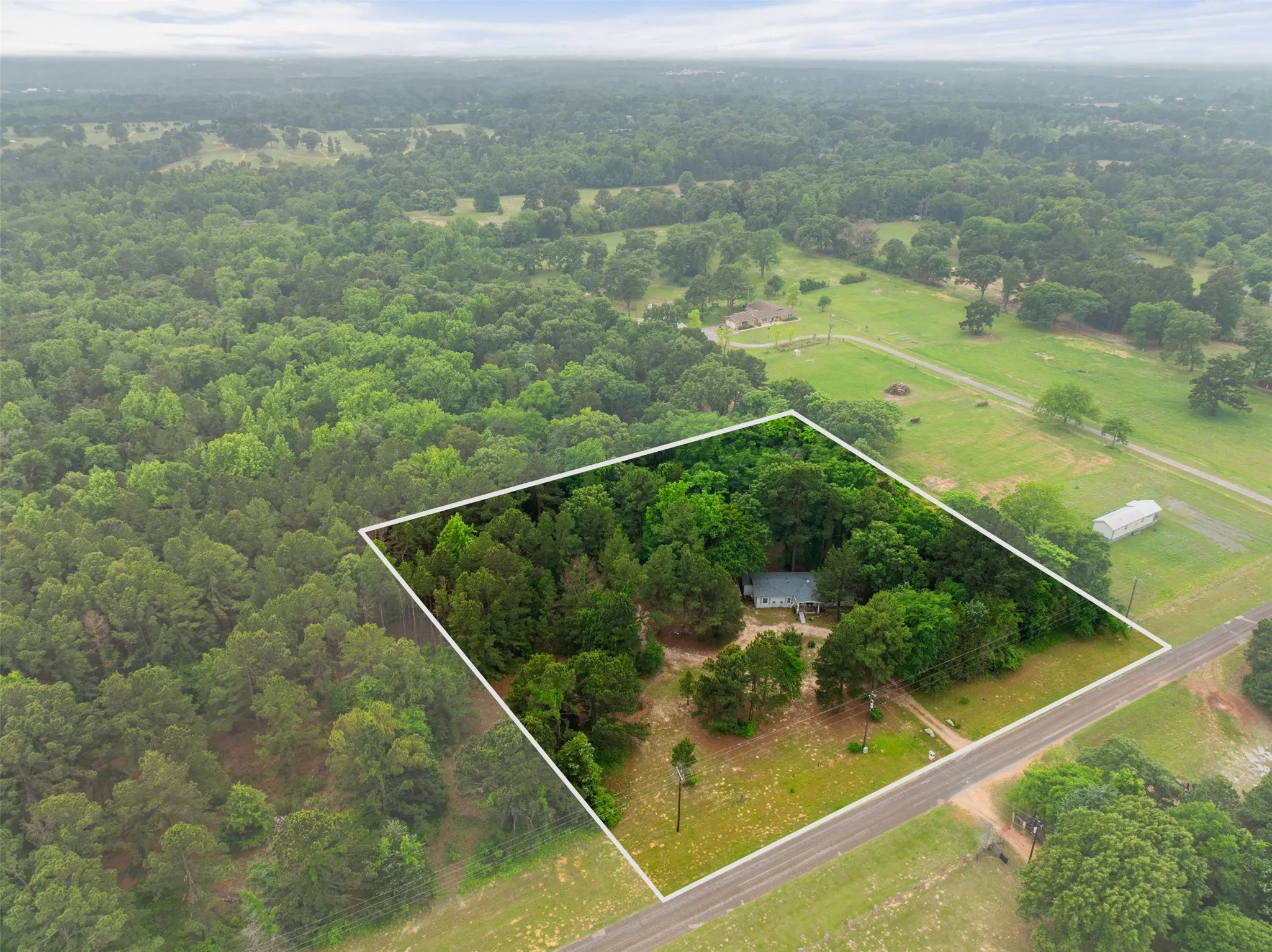 Single Family Residence For Sale in Smith County , 7398 County Road 334, Tyler, Texas 75708, 3 Bedroom, 2 Bathroom, Garage spaces, 1,848 Sqft, built in 1997, Preowned, mls#21237643, Real Estate Agent in Tyler, Homes For Sale in Smith county, Homes For Sale in Tyler, Realtor in Tyler Texas, Real Estate Brokerage Independent Realty Texas, Luminita Cordes Realtor