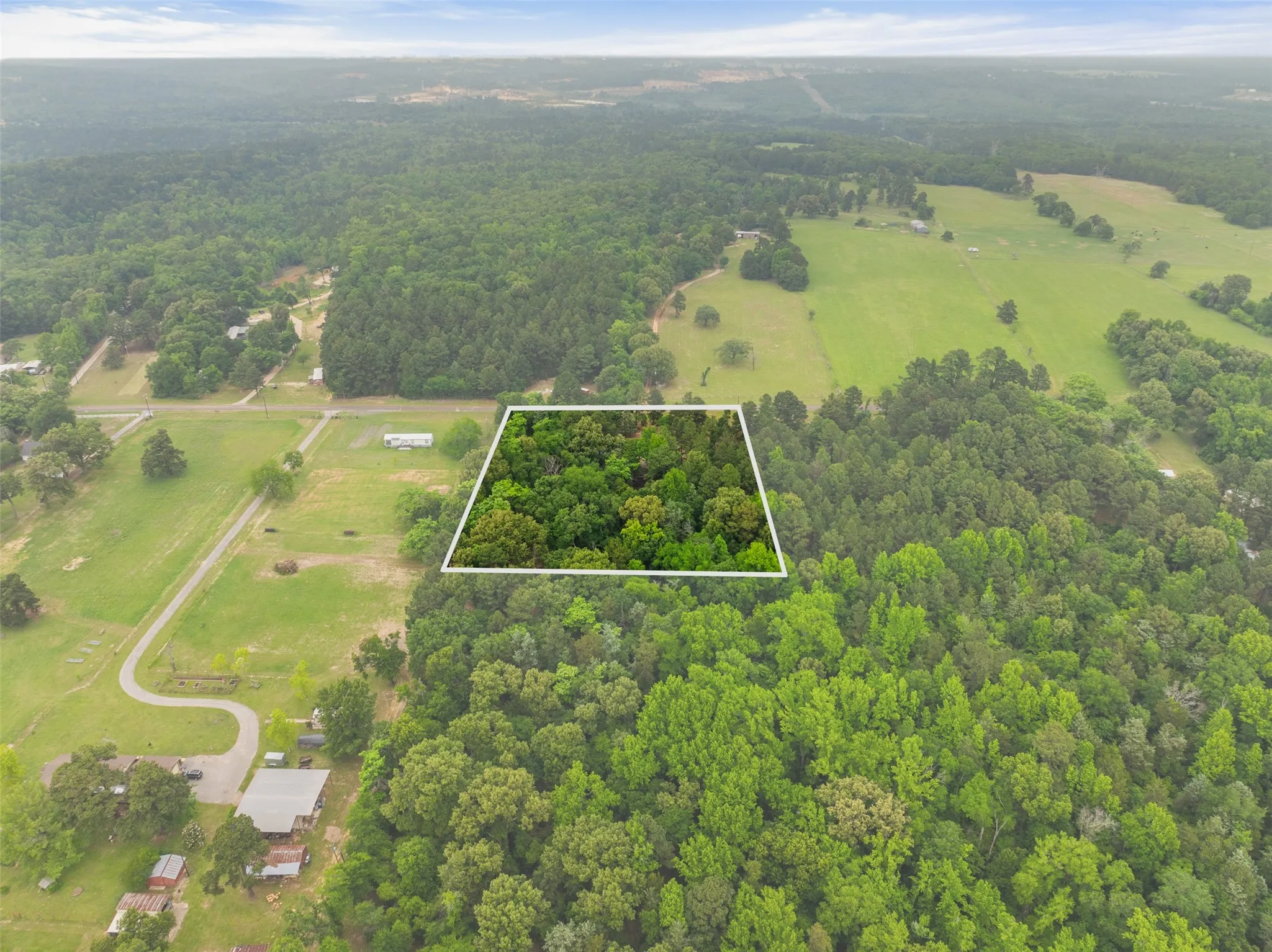 Single Family Residence For Sale in Smith County , 7398 County Road 334, Tyler, Texas 75708, 3 Bedroom, 2 Bathroom, Garage spaces, 1,848 Sqft, built in 1997, Preowned, mls#21237643, Real Estate Agent in Tyler, Homes For Sale in Smith county, Homes For Sale in Tyler, Realtor in Tyler Texas, Real Estate Brokerage Independent Realty Texas, Luminita Cordes Realtor
