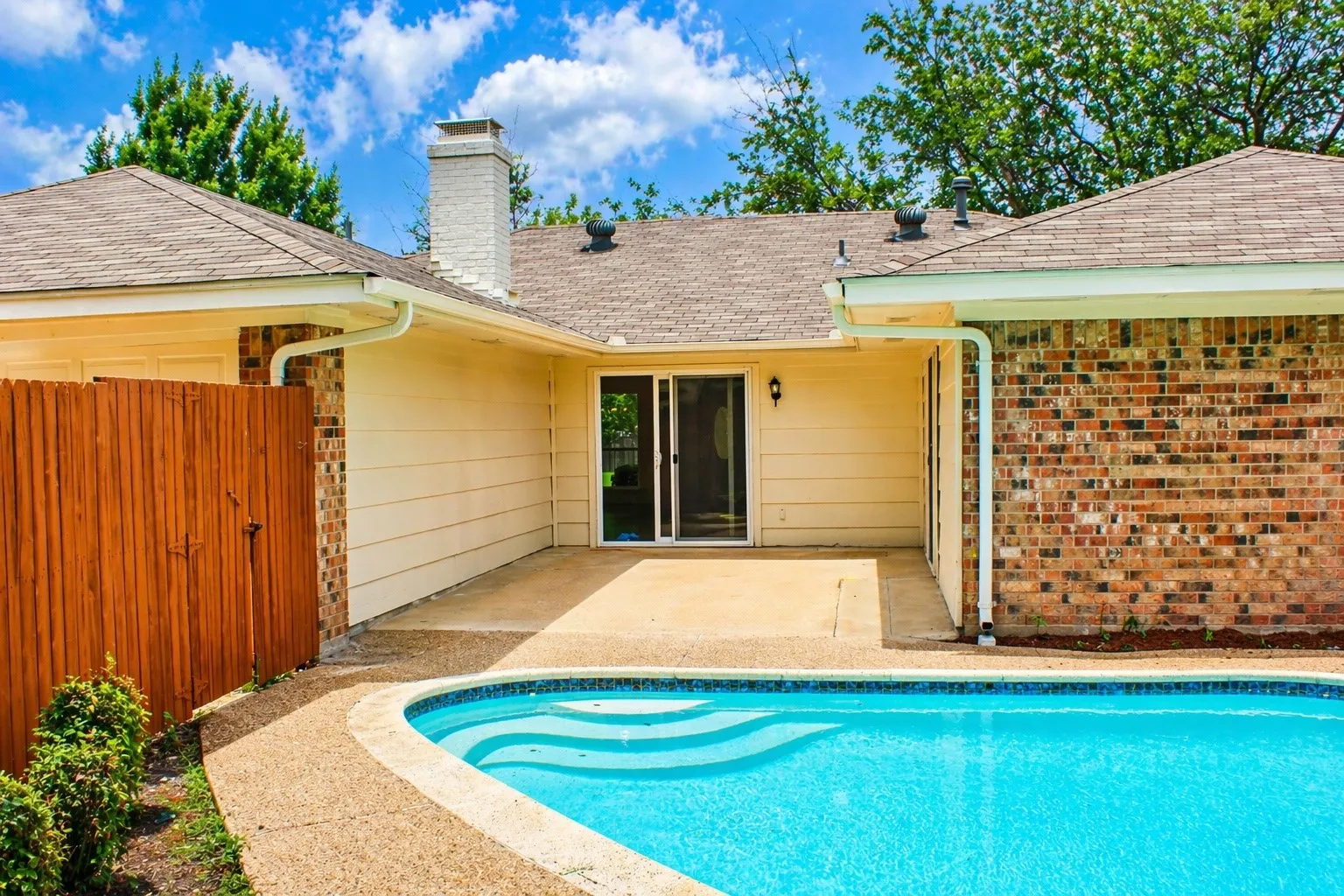 Single Family Residence For Sale in Dallas County , 4917 Willowhaven Circle, Garland, Texas 75043, 4 Bedroom, 2 Bathroom, 2 Garage spaces, 1,940 Sqft, built in 1980, mls#21250171, Real Estate Agent in Garland, Homes For Sale in Dallas county, Homes For Sale in Garland, Realtor in Garland Texas, Real Estate Brokerage Independent Realty Texas, Luminita Cordes Realtor