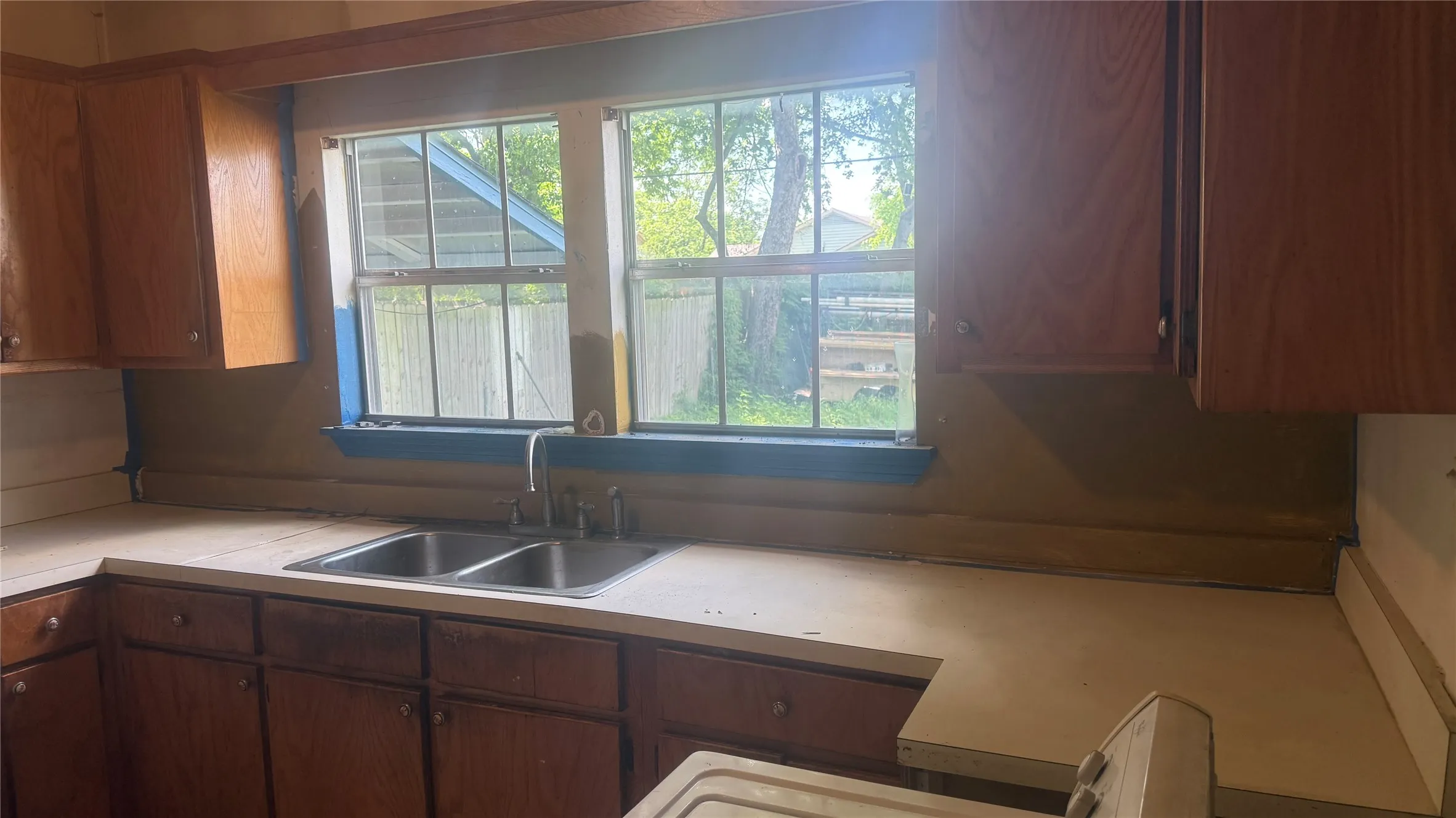 Single Family Residence For Sale in Dallas County , 2319 Kathleen Avenue, Dallas, Texas 75216, 3 Bedroom, 1 Bathroom, 1 Garage spaces, 904 Sqft, built in 1948, Preowned, mls#21250668, Real Estate Agent in Dallas, Homes For Sale in Dallas county, Homes For Sale in Dallas, Realtor in Dallas Texas, Real Estate Brokerage Independent Realty Texas, Luminita Cordes Realtor