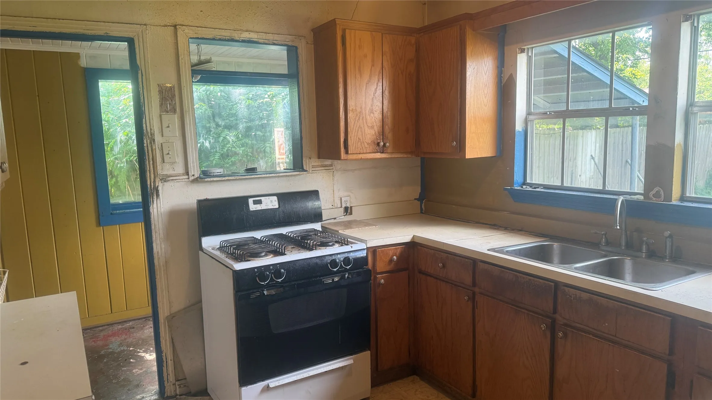 Single Family Residence For Sale in Dallas County , 2319 Kathleen Avenue, Dallas, Texas 75216, 3 Bedroom, 1 Bathroom, 1 Garage spaces, 904 Sqft, built in 1948, Preowned, mls#21250668, Real Estate Agent in Dallas, Homes For Sale in Dallas county, Homes For Sale in Dallas, Realtor in Dallas Texas, Real Estate Brokerage Independent Realty Texas, Luminita Cordes Realtor
