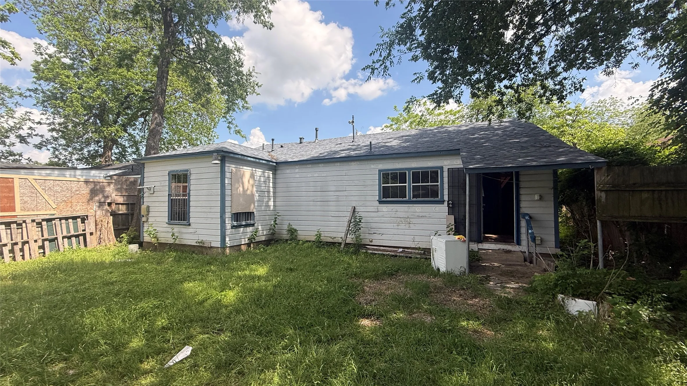Single Family Residence For Sale in Dallas County , 2319 Kathleen Avenue, Dallas, Texas 75216, 3 Bedroom, 1 Bathroom, 1 Garage spaces, 904 Sqft, built in 1948, Preowned, mls#21250668, Real Estate Agent in Dallas, Homes For Sale in Dallas county, Homes For Sale in Dallas, Realtor in Dallas Texas, Real Estate Brokerage Independent Realty Texas, Luminita Cordes Realtor