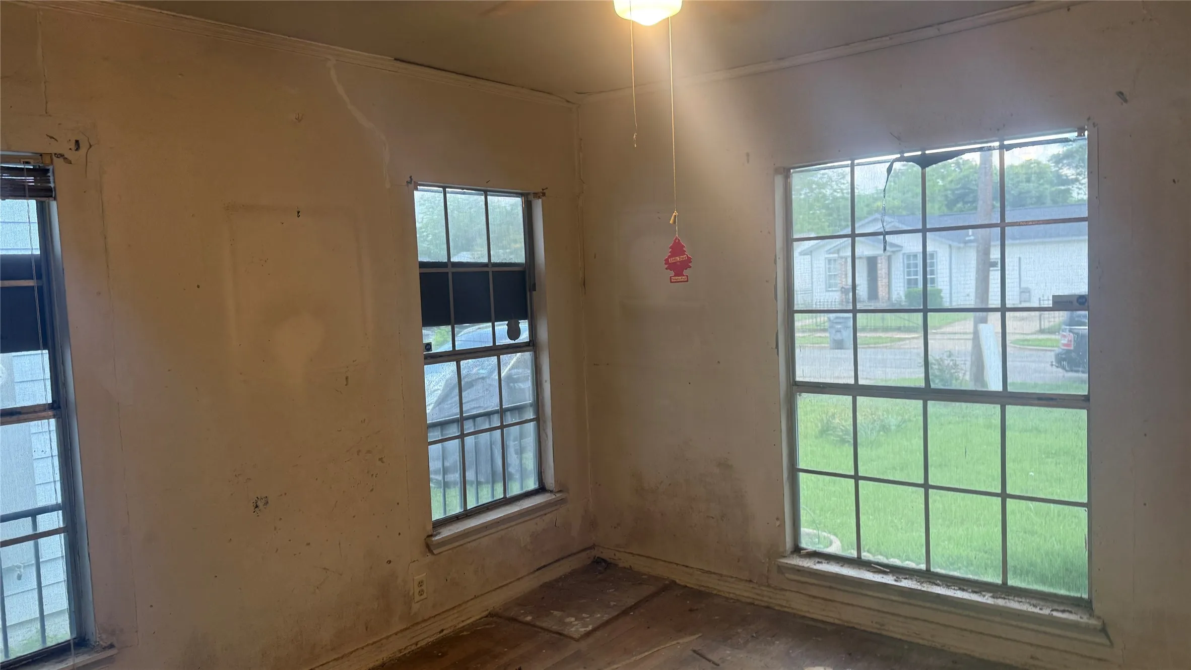 Single Family Residence For Sale in Dallas County , 2319 Kathleen Avenue, Dallas, Texas 75216, 3 Bedroom, 1 Bathroom, 1 Garage spaces, 904 Sqft, built in 1948, Preowned, mls#21250668, Real Estate Agent in Dallas, Homes For Sale in Dallas county, Homes For Sale in Dallas, Realtor in Dallas Texas, Real Estate Brokerage Independent Realty Texas, Luminita Cordes Realtor