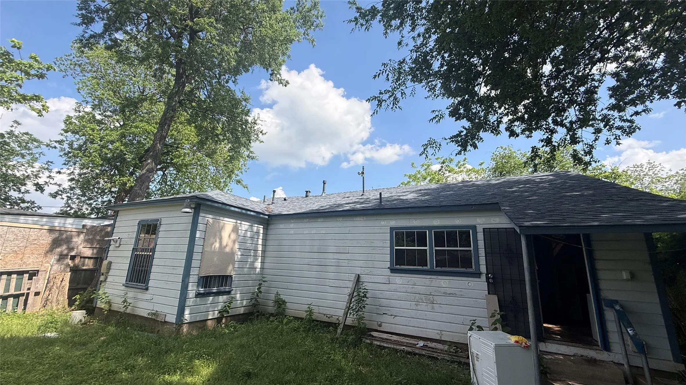 Single Family Residence For Sale in Dallas County , 2319 Kathleen Avenue, Dallas, Texas 75216, 3 Bedroom, 1 Bathroom, 1 Garage spaces, 904 Sqft, built in 1948, Preowned, mls#21250668, Real Estate Agent in Dallas, Homes For Sale in Dallas county, Homes For Sale in Dallas, Realtor in Dallas Texas, Real Estate Brokerage Independent Realty Texas, Luminita Cordes Realtor