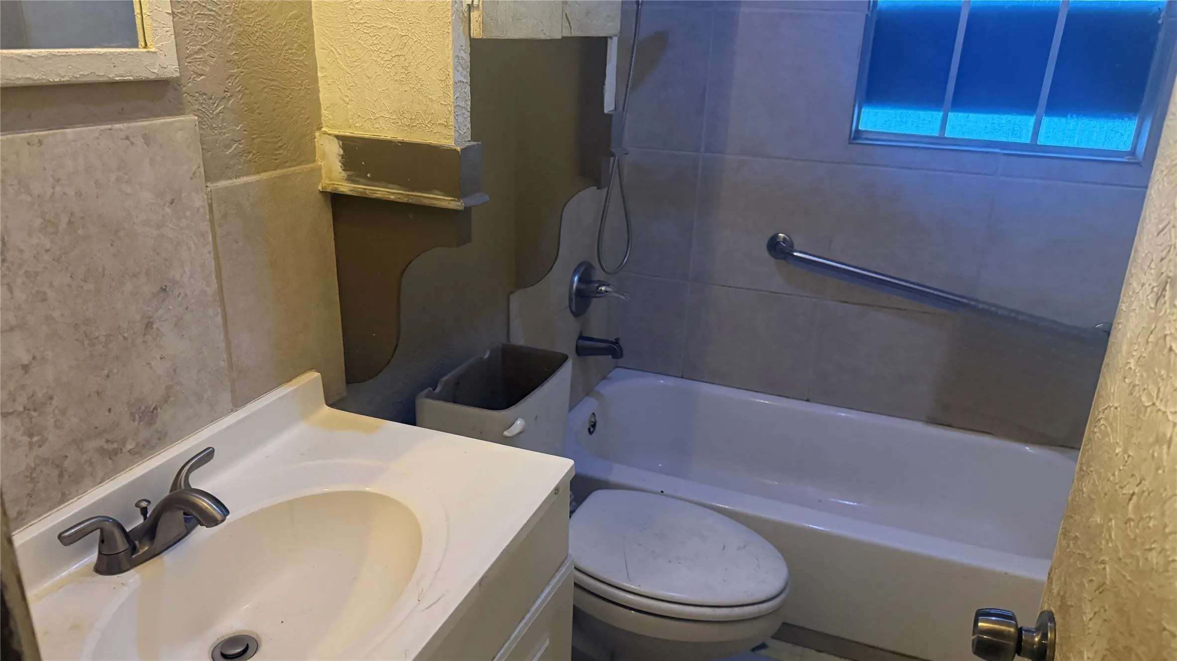 Single Family Residence For Sale in Dallas County , 2319 Kathleen Avenue, Dallas, Texas 75216, 3 Bedroom, 1 Bathroom, 1 Garage spaces, 904 Sqft, built in 1948, Preowned, mls#21250668, Real Estate Agent in Dallas, Homes For Sale in Dallas county, Homes For Sale in Dallas, Realtor in Dallas Texas, Real Estate Brokerage Independent Realty Texas, Luminita Cordes Realtor