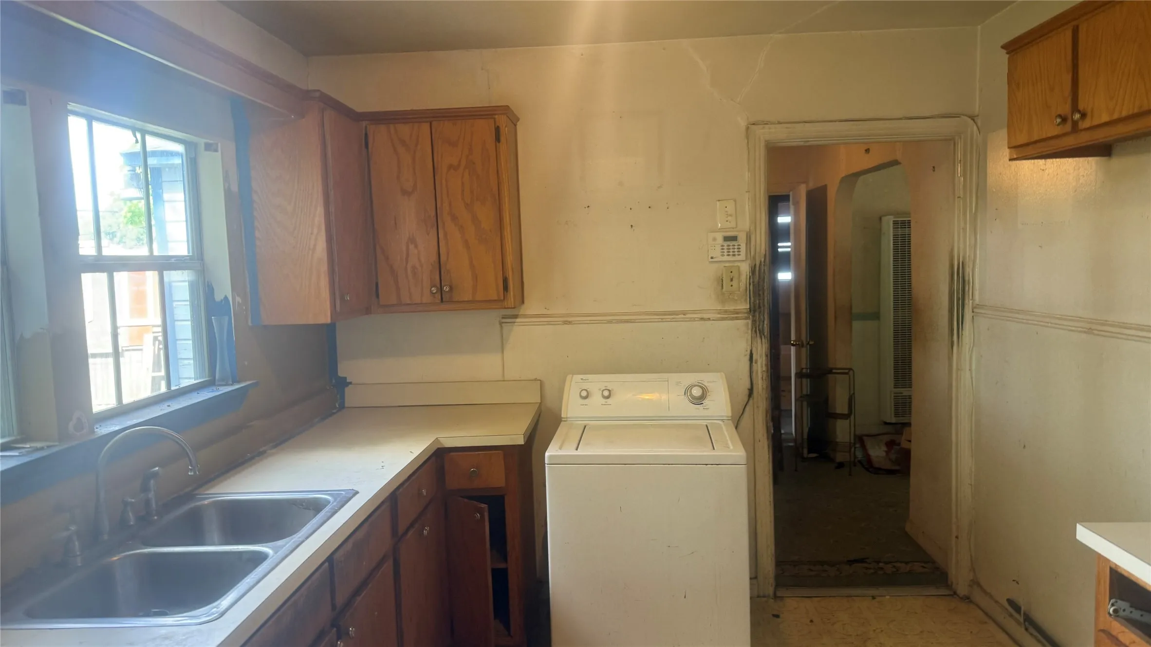 Single Family Residence For Sale in Dallas County , 2319 Kathleen Avenue, Dallas, Texas 75216, 3 Bedroom, 1 Bathroom, 1 Garage spaces, 904 Sqft, built in 1948, Preowned, mls#21250668, Real Estate Agent in Dallas, Homes For Sale in Dallas county, Homes For Sale in Dallas, Realtor in Dallas Texas, Real Estate Brokerage Independent Realty Texas, Luminita Cordes Realtor