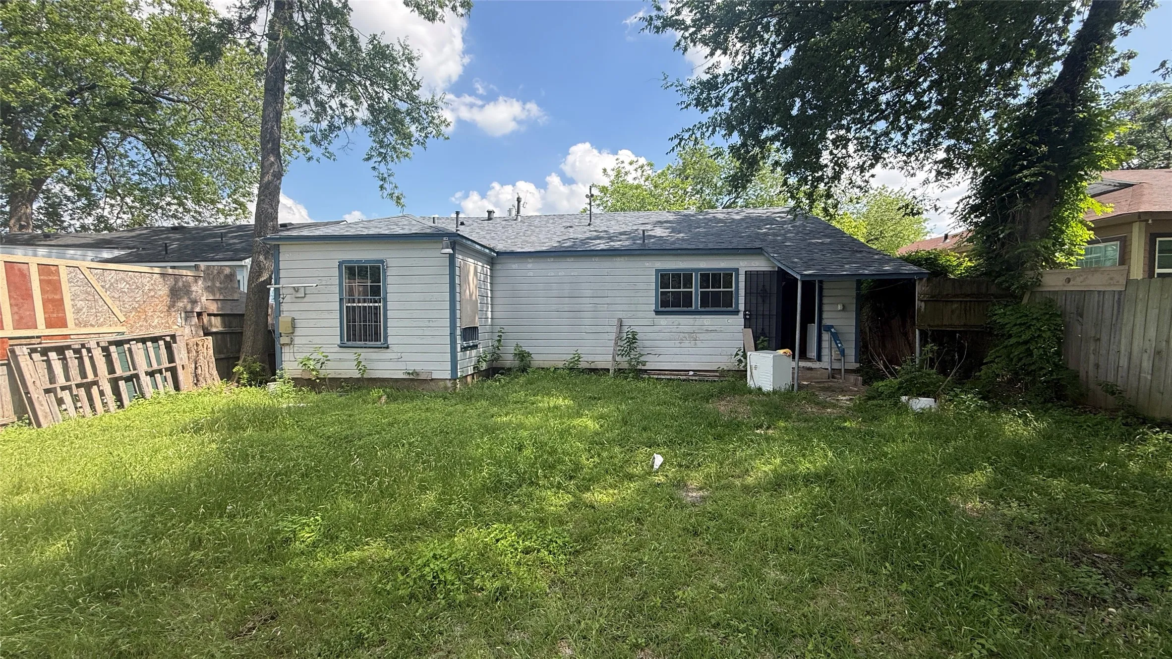 Single Family Residence For Sale in Dallas County , 2319 Kathleen Avenue, Dallas, Texas 75216, 3 Bedroom, 1 Bathroom, 1 Garage spaces, 904 Sqft, built in 1948, Preowned, mls#21250668, Real Estate Agent in Dallas, Homes For Sale in Dallas county, Homes For Sale in Dallas, Realtor in Dallas Texas, Real Estate Brokerage Independent Realty Texas, Luminita Cordes Realtor