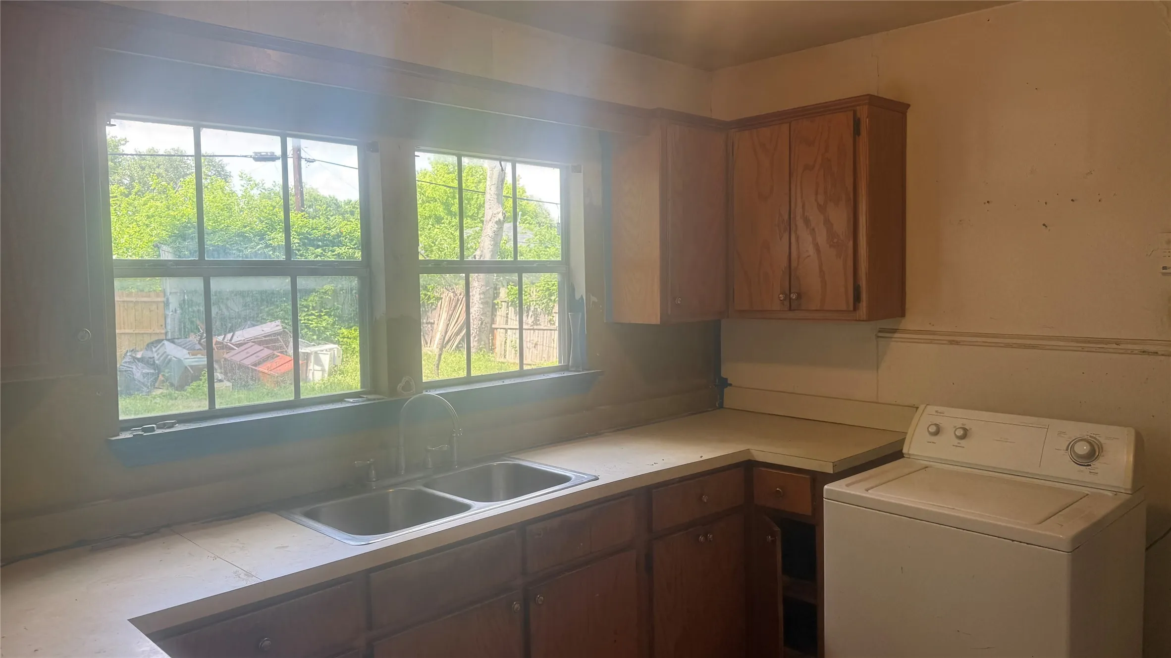 Single Family Residence For Sale in Dallas County , 2319 Kathleen Avenue, Dallas, Texas 75216, 3 Bedroom, 1 Bathroom, 1 Garage spaces, 904 Sqft, built in 1948, Preowned, mls#21250668, Real Estate Agent in Dallas, Homes For Sale in Dallas county, Homes For Sale in Dallas, Realtor in Dallas Texas, Real Estate Brokerage Independent Realty Texas, Luminita Cordes Realtor