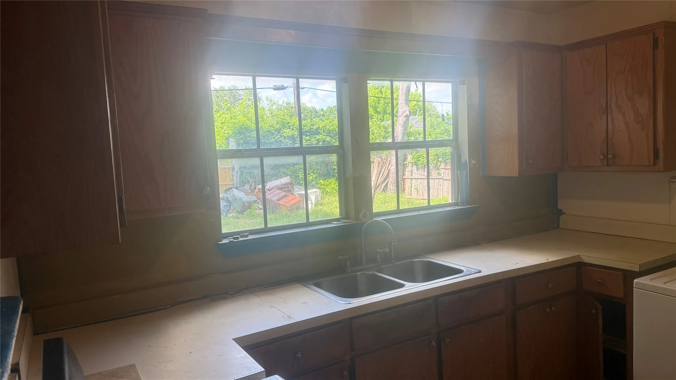 Single Family Residence For Sale in Dallas County , 2319 Kathleen Avenue, Dallas, Texas 75216, 3 Bedroom, 1 Bathroom, 1 Garage spaces, 904 Sqft, built in 1948, Preowned, mls#21250668, Real Estate Agent in Dallas, Homes For Sale in Dallas county, Homes For Sale in Dallas, Realtor in Dallas Texas, Real Estate Brokerage Independent Realty Texas, Luminita Cordes Realtor
