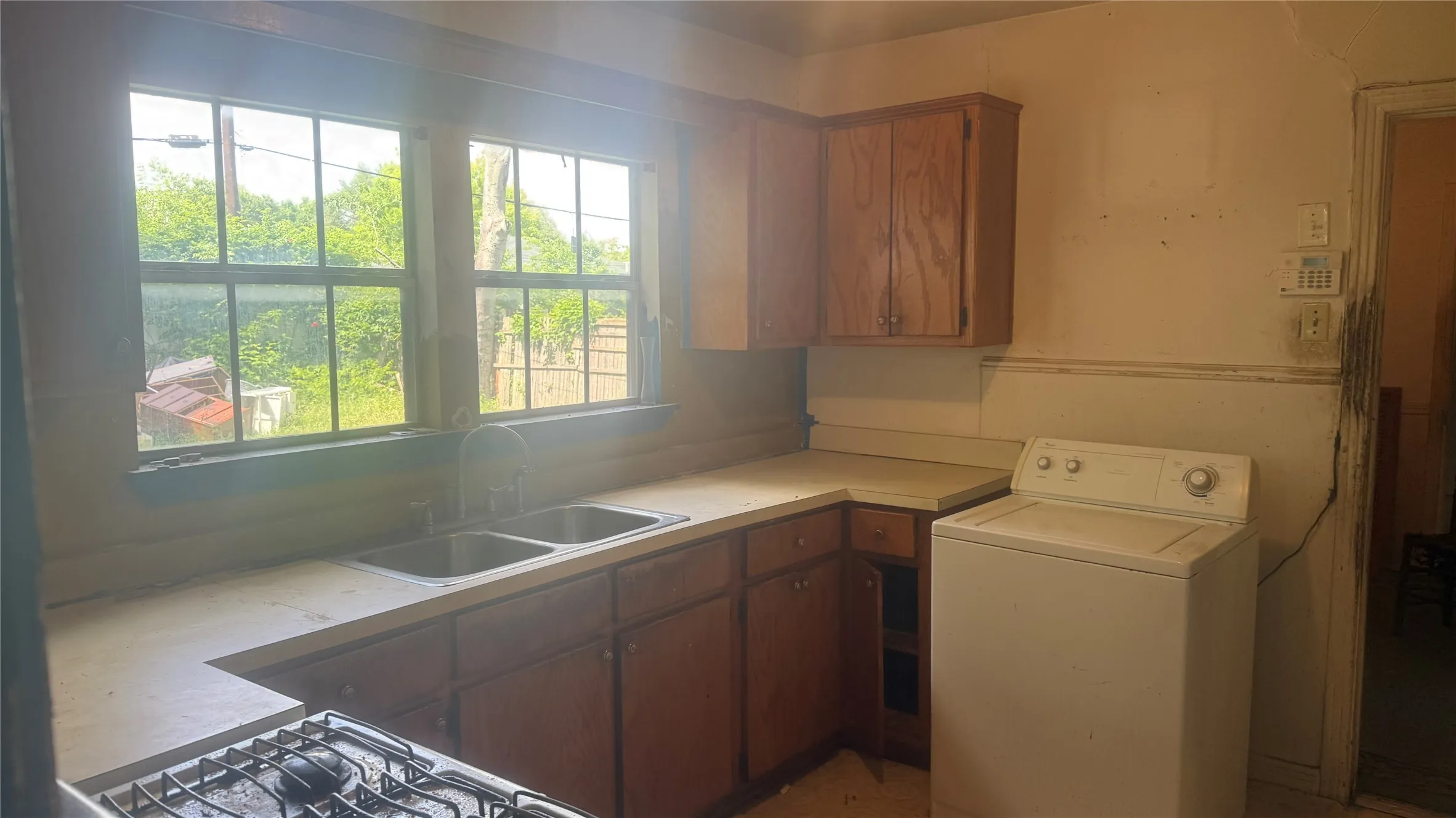 Single Family Residence For Sale in Dallas County , 2319 Kathleen Avenue, Dallas, Texas 75216, 3 Bedroom, 1 Bathroom, 1 Garage spaces, 904 Sqft, built in 1948, Preowned, mls#21250668, Real Estate Agent in Dallas, Homes For Sale in Dallas county, Homes For Sale in Dallas, Realtor in Dallas Texas, Real Estate Brokerage Independent Realty Texas, Luminita Cordes Realtor