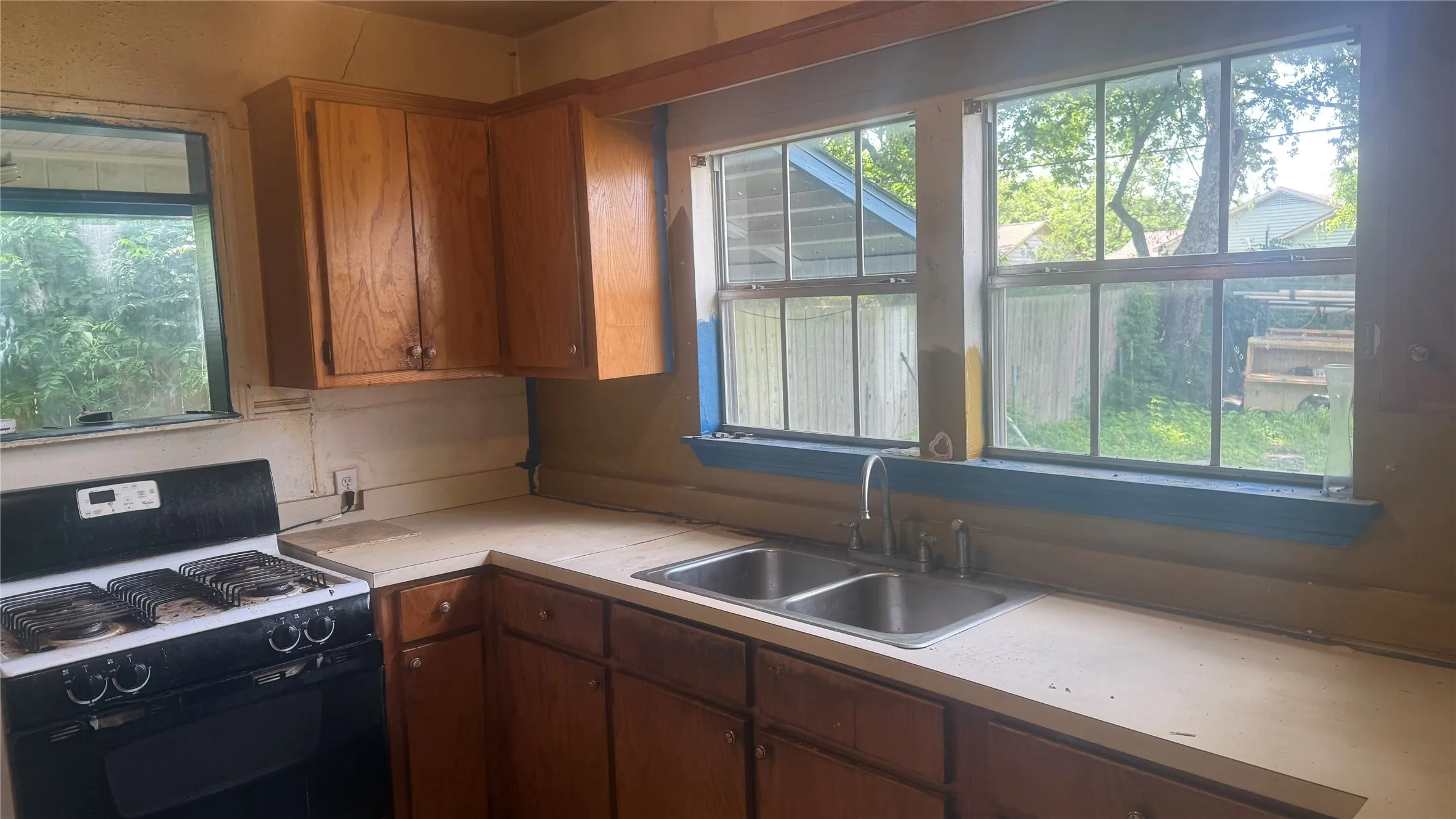 Single Family Residence For Sale in Dallas County , 2319 Kathleen Avenue, Dallas, Texas 75216, 3 Bedroom, 1 Bathroom, 1 Garage spaces, 904 Sqft, built in 1948, Preowned, mls#21250668, Real Estate Agent in Dallas, Homes For Sale in Dallas county, Homes For Sale in Dallas, Realtor in Dallas Texas, Real Estate Brokerage Independent Realty Texas, Luminita Cordes Realtor