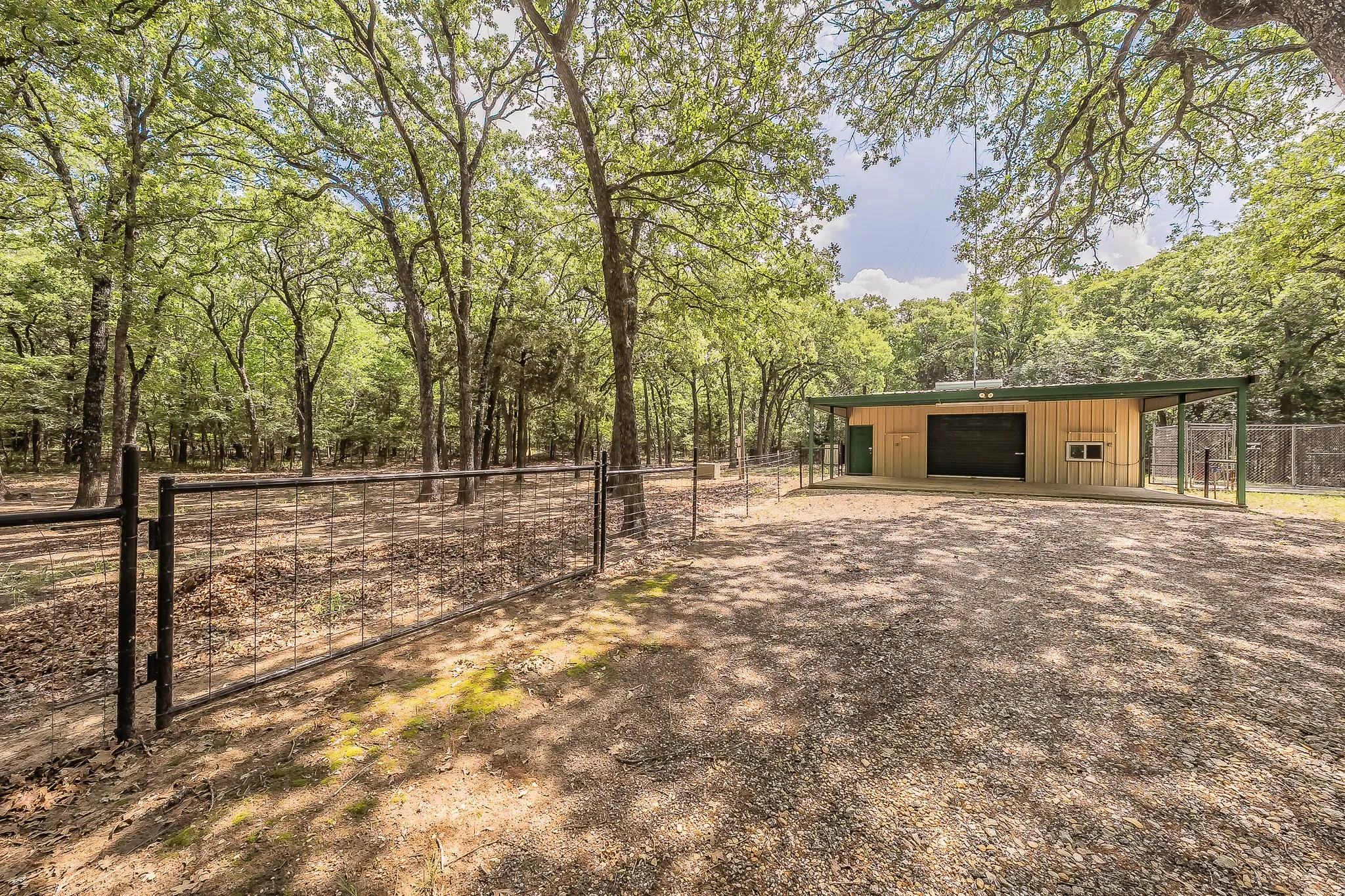 Single Family Residence For Sale in Hunt County , 10248 N Poetry Lane, Poetry, Texas 75160, 3 Bedroom, 3 Bathroom, Garage spaces, 3,820 Sqft, built in 2004, mls#21250629, Real Estate Agent in Poetry, Homes For Sale in Hunt county, Homes For Sale in Poetry, Realtor in Poetry Texas, Real Estate Brokerage Independent Realty Texas, Luminita Cordes Realtor