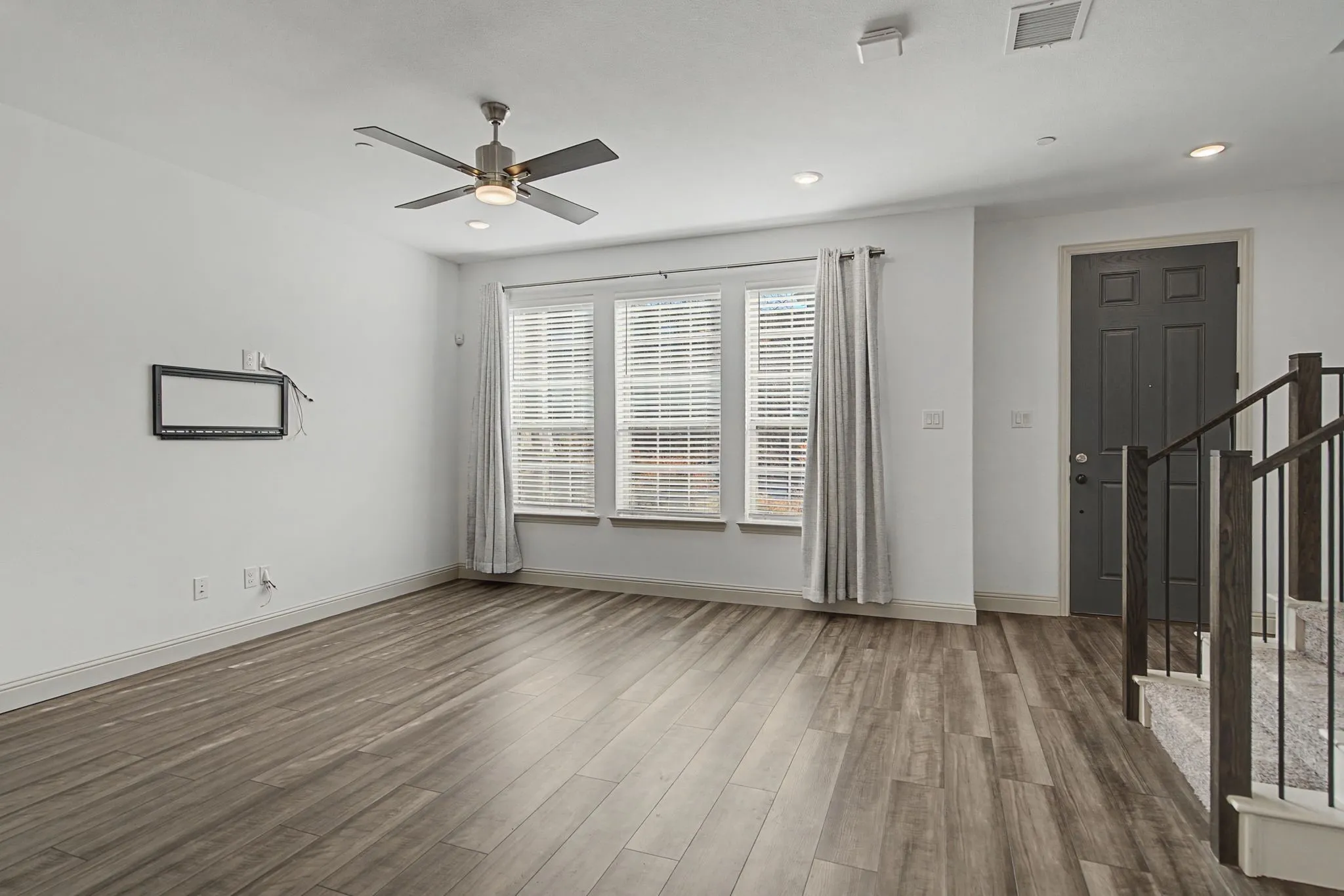 Single Family Residence For Rent in Collin County , 6032 Silverado Trail, Mc Kinney, Texas 75070, 3 Bedroom, 3 Bathroom, 2 Garage spaces, 1,722 Sqft, built in 2022, Preowned, mls#21250216, Real Estate Agent in Mc Kinney, Homes For Rent in Collin county, Homes For Rent in Mc Kinney, Realtor in Mc Kinney Texas, Real Estate Brokerage Independent Realty Texas, Luminita Cordes Realtor