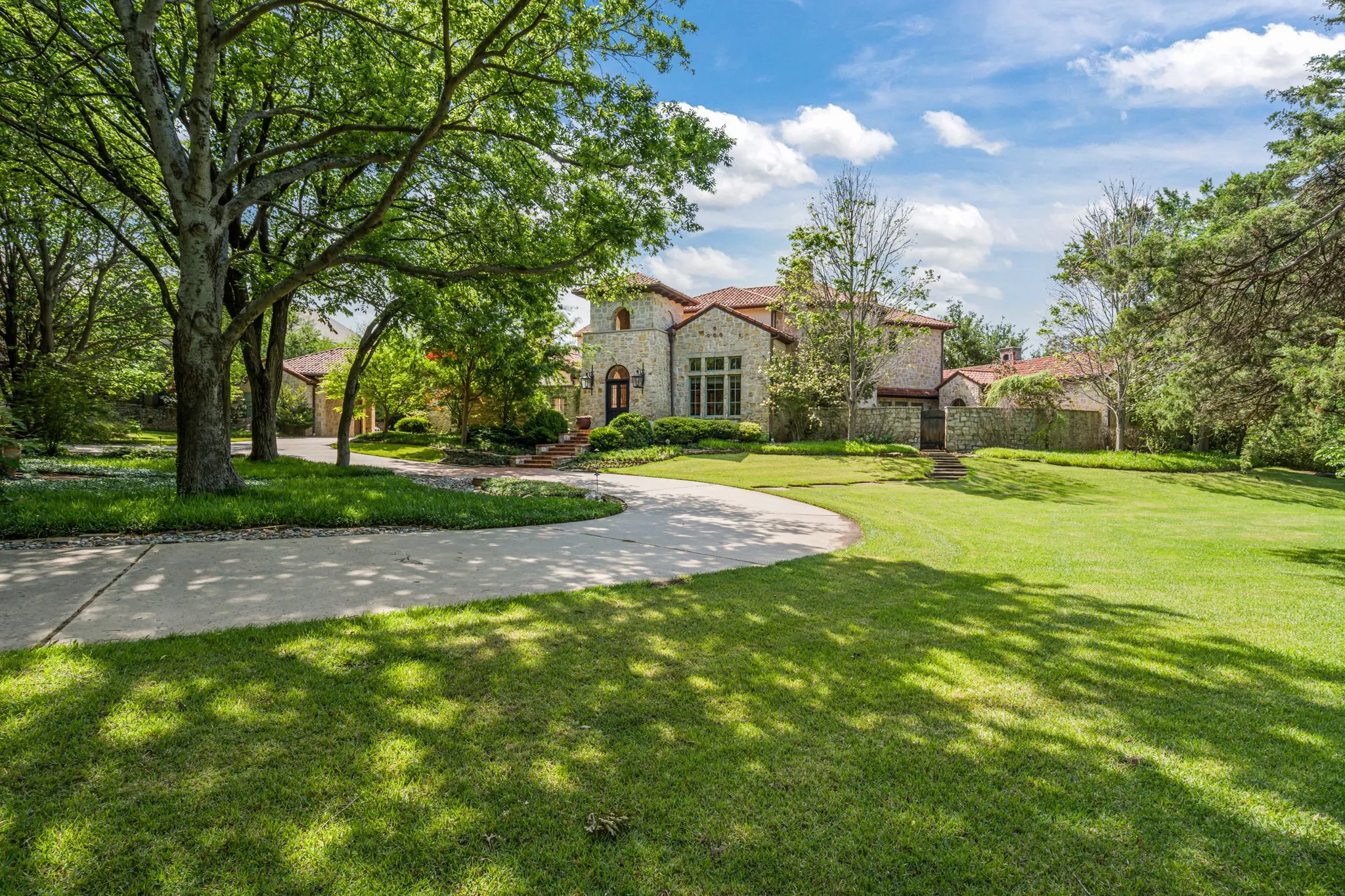 Single Family Residence For Sale in Tarrant County , 545 W Highland Street, Southlake, Texas 76092, 5 Bedroom, 9 Bathroom, 4 Garage spaces, 9,796 Sqft, built in 2008, Preowned, mls#21227081, Real Estate Agent in Southlake, Homes For Sale in Tarrant county, Homes For Sale in Southlake, Realtor in Southlake Texas, Real Estate Brokerage Independent Realty Texas, Luminita Cordes Realtor