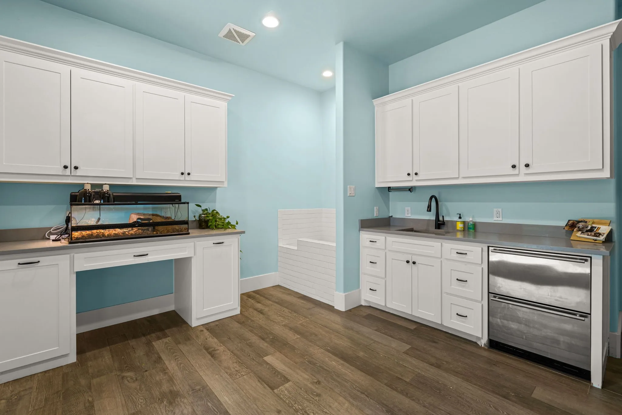 plus the pet room with dog shower, 2 drawer fridges, and electric doggie door to the dog run
