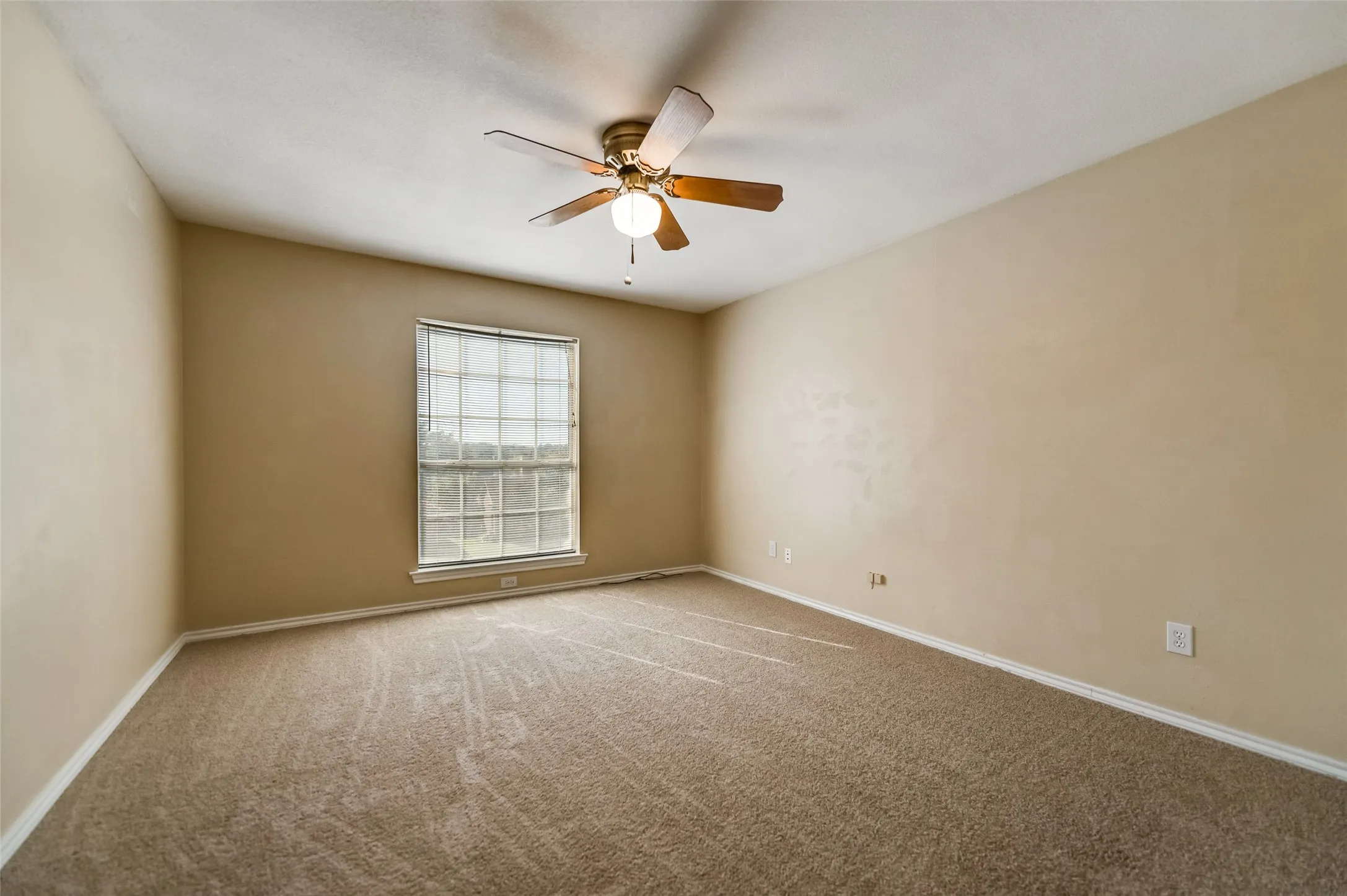Single Family Residence For Sale in Collin County , 1204 Surrey Circle, Wylie, Texas 75098, 4 Bedroom, 3 Bathroom, 2 Garage spaces, 2,370 Sqft, built in 1991, Preowned, mls#21250716, Real Estate Agent in Wylie, Homes For Sale in Collin county, Homes For Sale in Wylie, Realtor in Wylie Texas, Real Estate Brokerage Independent Realty Texas, Luminita Cordes Realtor
