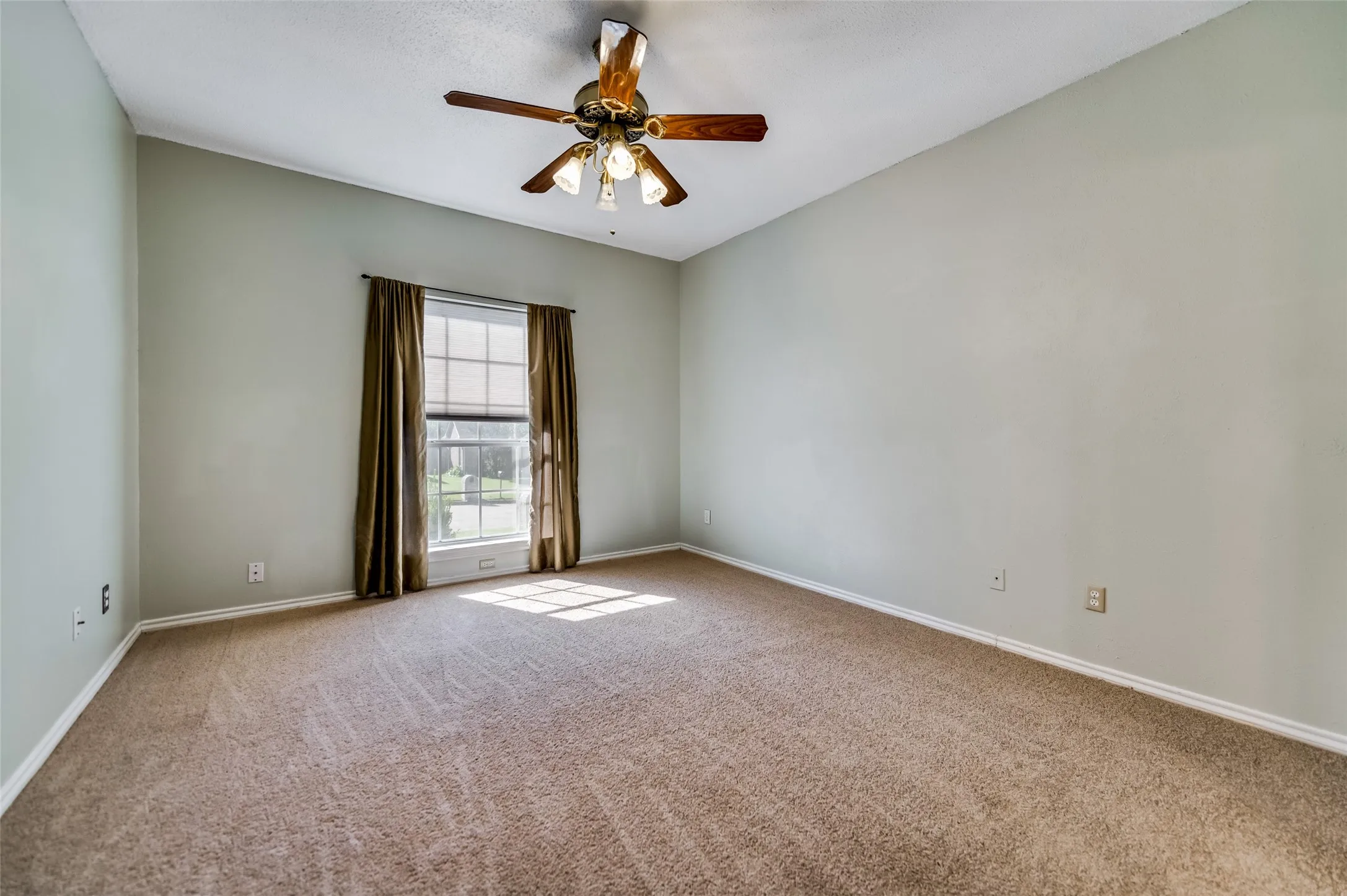 Single Family Residence For Sale in Collin County , 1204 Surrey Circle, Wylie, Texas 75098, 4 Bedroom, 3 Bathroom, 2 Garage spaces, 2,370 Sqft, built in 1991, Preowned, mls#21250716, Real Estate Agent in Wylie, Homes For Sale in Collin county, Homes For Sale in Wylie, Realtor in Wylie Texas, Real Estate Brokerage Independent Realty Texas, Luminita Cordes Realtor