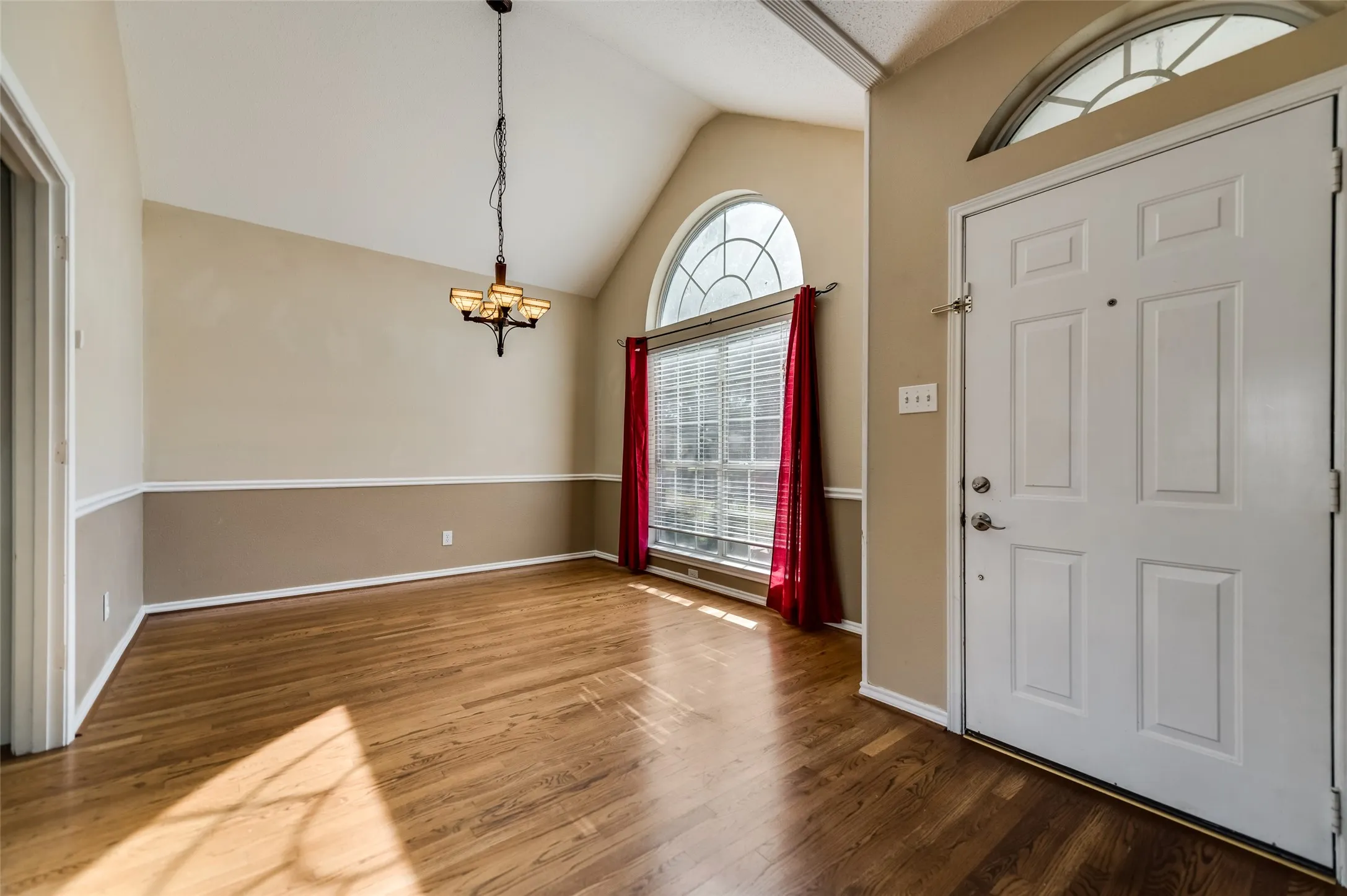 Single Family Residence For Sale in Collin County , 1204 Surrey Circle, Wylie, Texas 75098, 4 Bedroom, 3 Bathroom, 2 Garage spaces, 2,370 Sqft, built in 1991, Preowned, mls#21250716, Real Estate Agent in Wylie, Homes For Sale in Collin county, Homes For Sale in Wylie, Realtor in Wylie Texas, Real Estate Brokerage Independent Realty Texas, Luminita Cordes Realtor