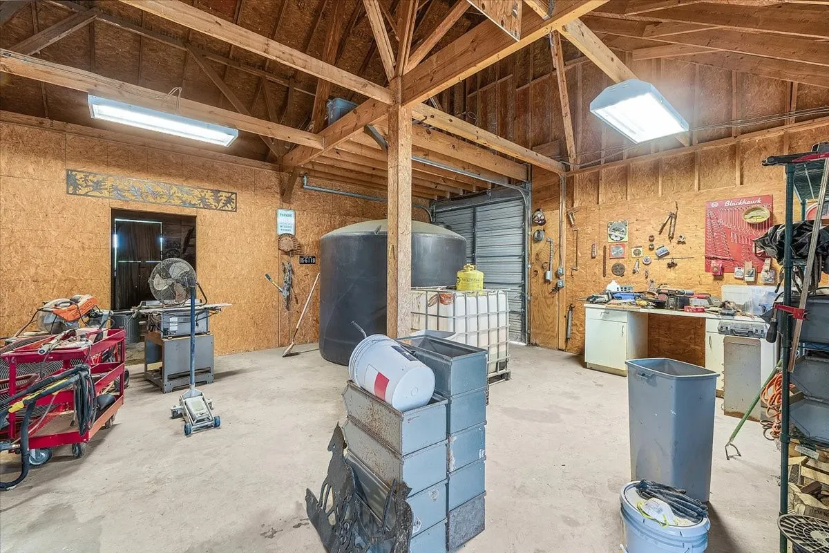 Farm For Sale in Parker County , 1145 Veal Station Road A, Weatherford, Texas 76085, 4 Bedroom, 3 Bathroom, 4 Garage spaces, 3,071 Sqft, built in 2010, Preowned, mls#21250703, Real Estate Agent in Weatherford, Homes For Sale in Parker county, Homes For Sale in Weatherford, Realtor in Weatherford Texas, Real Estate Brokerage Independent Realty Texas, Luminita Cordes Realtor