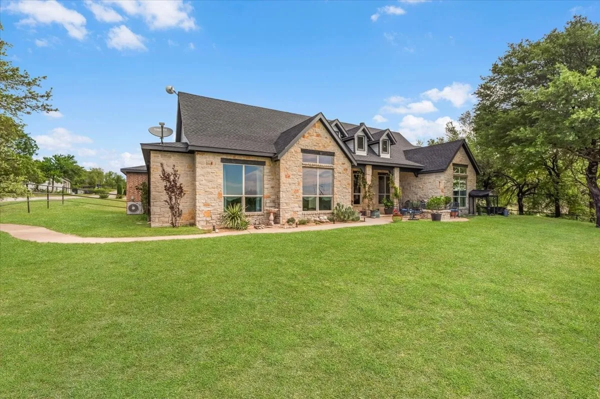 Farm For Sale in Parker County , 1145 Veal Station Road A, Weatherford, Texas 76085, 4 Bedroom, 3 Bathroom, 4 Garage spaces, 3,071 Sqft, built in 2010, Preowned, mls#21250703, Real Estate Agent in Weatherford, Homes For Sale in Parker county, Homes For Sale in Weatherford, Realtor in Weatherford Texas, Real Estate Brokerage Independent Realty Texas, Luminita Cordes Realtor