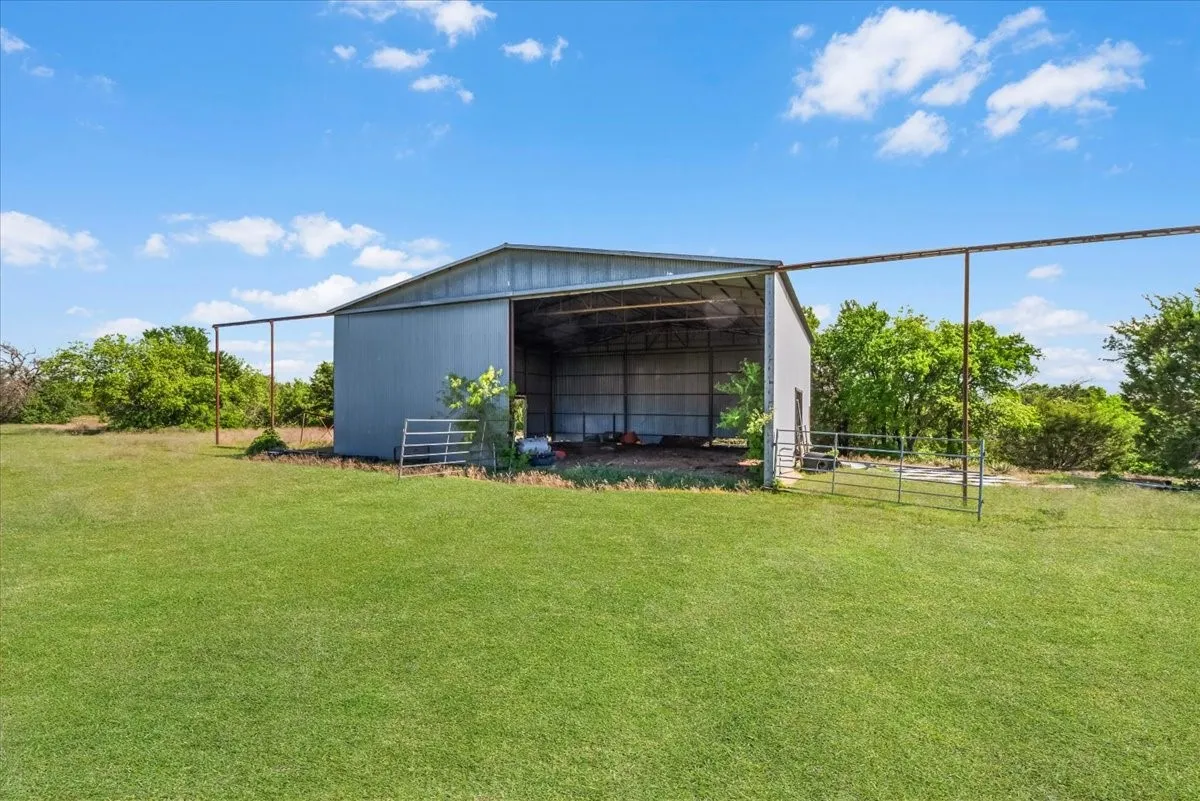 Farm For Sale in Parker County , 1145 Veal Station Road A, Weatherford, Texas 76085, 4 Bedroom, 3 Bathroom, 4 Garage spaces, 3,071 Sqft, built in 2010, Preowned, mls#21250703, Real Estate Agent in Weatherford, Homes For Sale in Parker county, Homes For Sale in Weatherford, Realtor in Weatherford Texas, Real Estate Brokerage Independent Realty Texas, Luminita Cordes Realtor
