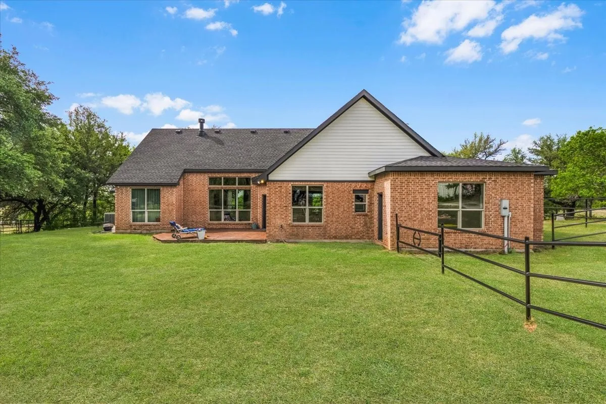 Farm For Sale in Parker County , 1145 Veal Station Road A, Weatherford, Texas 76085, 4 Bedroom, 3 Bathroom, 4 Garage spaces, 3,071 Sqft, built in 2010, Preowned, mls#21250703, Real Estate Agent in Weatherford, Homes For Sale in Parker county, Homes For Sale in Weatherford, Realtor in Weatherford Texas, Real Estate Brokerage Independent Realty Texas, Luminita Cordes Realtor