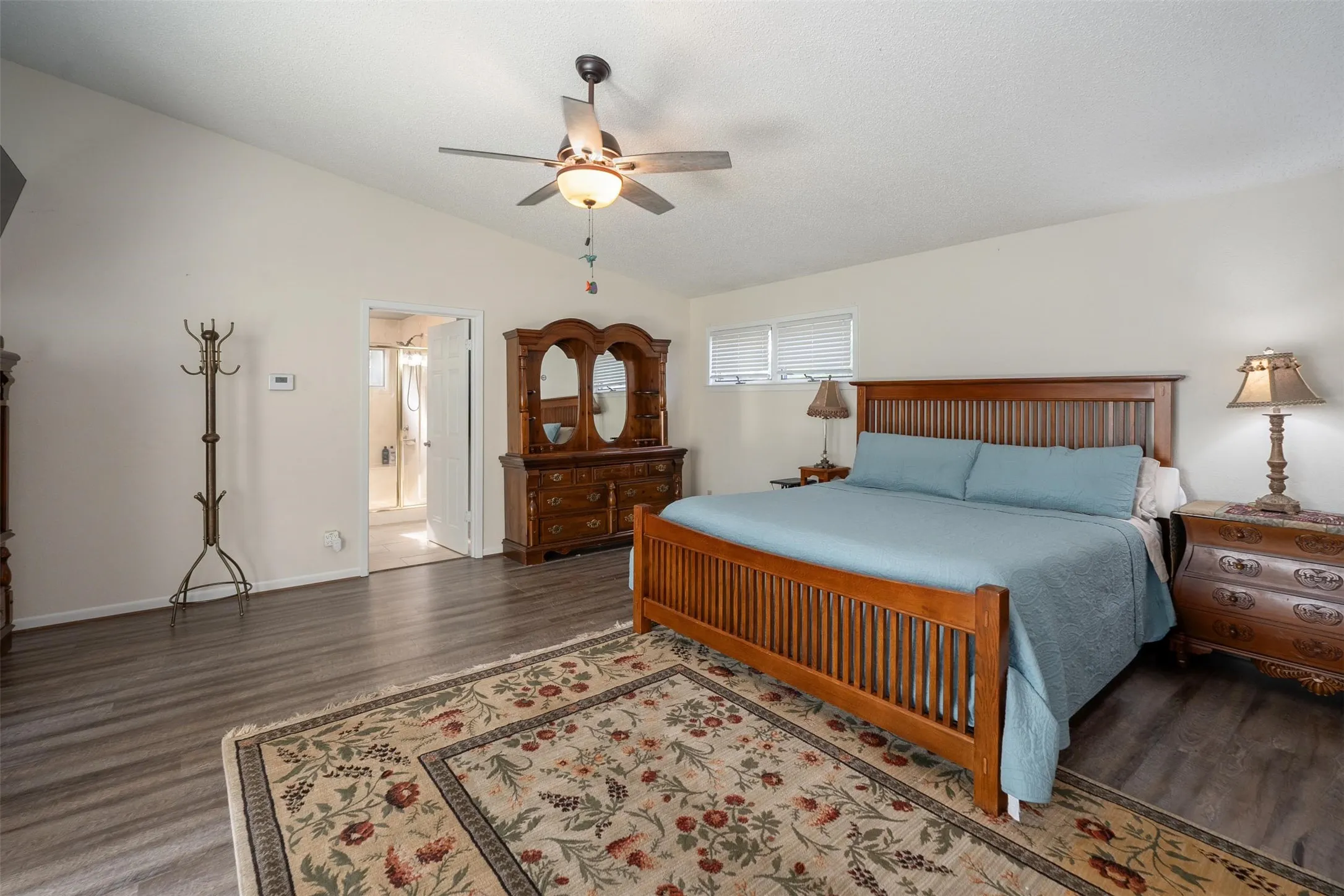 Single Family Residence For Sale in Henderson County , 205 Shoreline Drive, Star Harbor, Texas 75148, 4 Bedroom, 4 Bathroom, 2 Garage spaces, 3,066 Sqft, built in 1985, Preowned, mls#21250696, Real Estate Agent in Star Harbor, Homes For Sale in Henderson county, Homes For Sale in Star Harbor, Realtor in Star Harbor Texas, Real Estate Brokerage Independent Realty Texas, Luminita Cordes Realtor