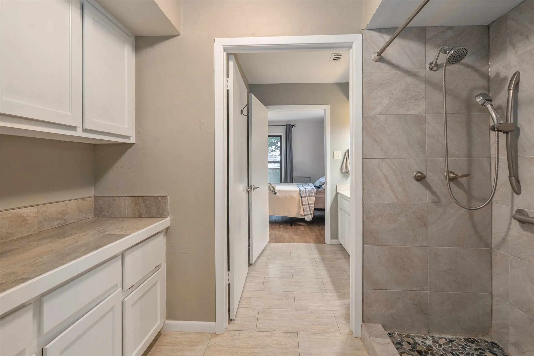 Single Family Residence For Sale in Henderson County , 205 Shoreline Drive, Star Harbor, Texas 75148, 4 Bedroom, 4 Bathroom, 2 Garage spaces, 3,066 Sqft, built in 1985, Preowned, mls#21250696, Real Estate Agent in Star Harbor, Homes For Sale in Henderson county, Homes For Sale in Star Harbor, Realtor in Star Harbor Texas, Real Estate Brokerage Independent Realty Texas, Luminita Cordes Realtor