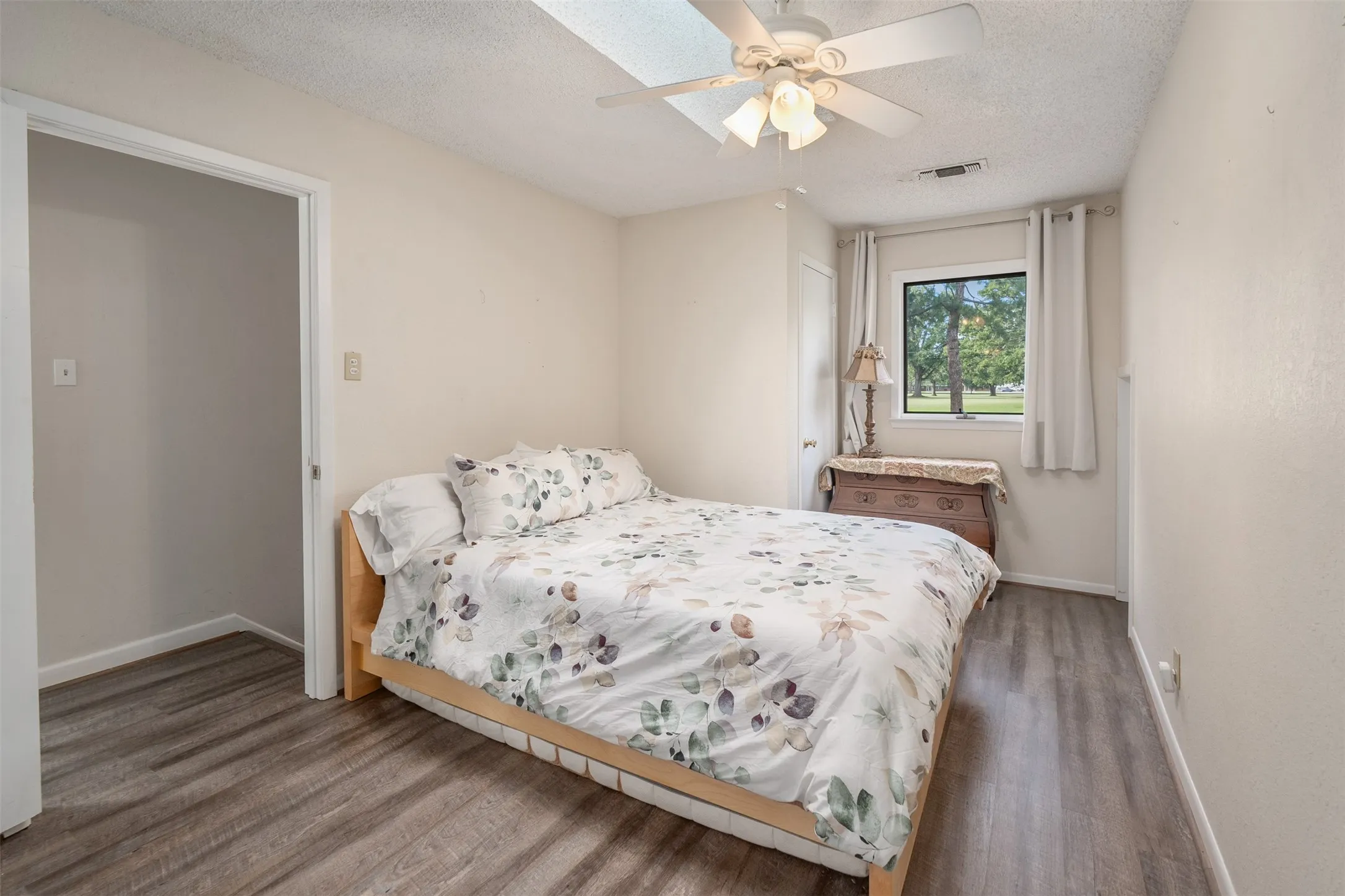Single Family Residence For Sale in Henderson County , 205 Shoreline Drive, Star Harbor, Texas 75148, 4 Bedroom, 4 Bathroom, 2 Garage spaces, 3,066 Sqft, built in 1985, Preowned, mls#21250696, Real Estate Agent in Star Harbor, Homes For Sale in Henderson county, Homes For Sale in Star Harbor, Realtor in Star Harbor Texas, Real Estate Brokerage Independent Realty Texas, Luminita Cordes Realtor