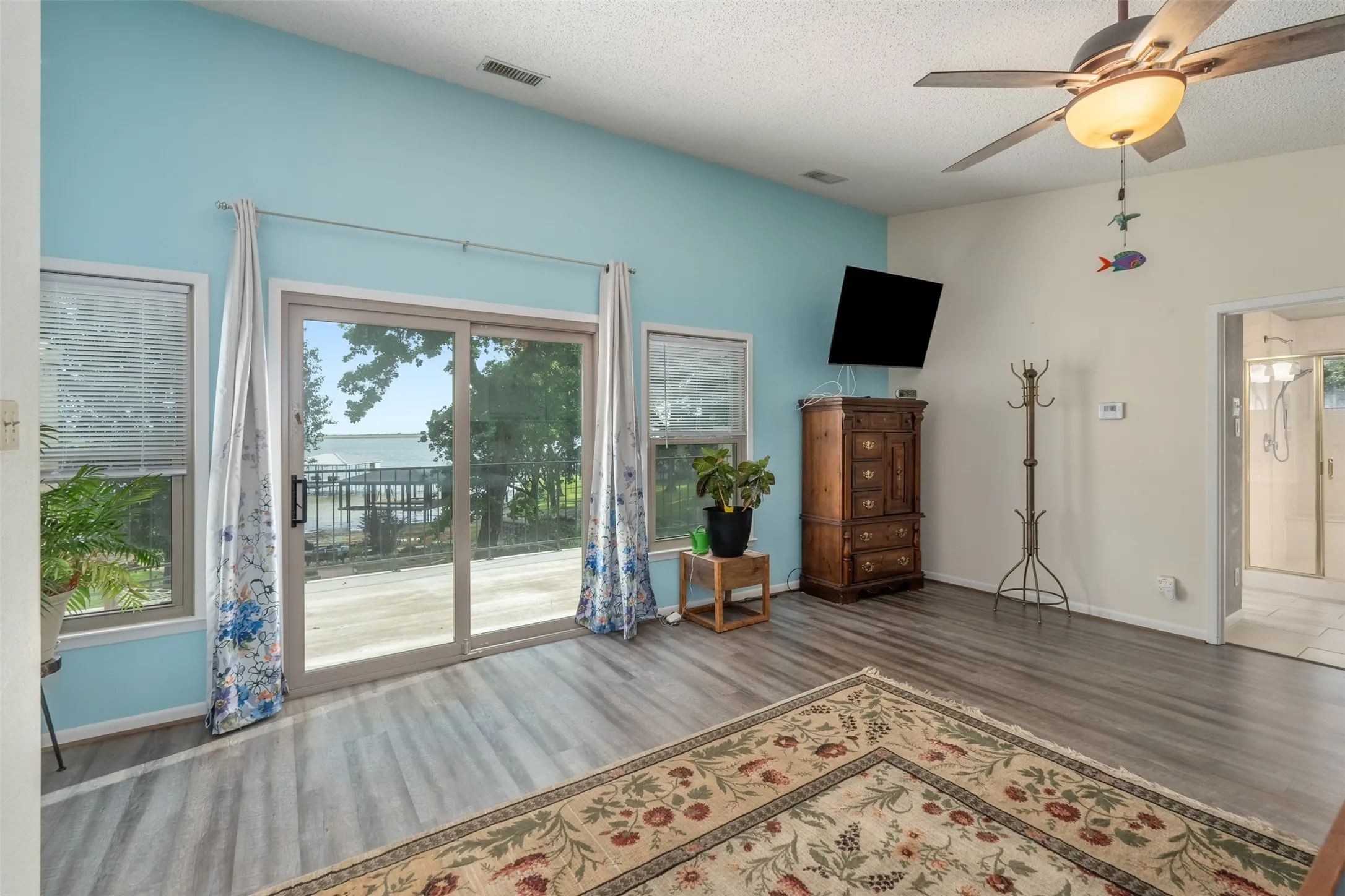 Single Family Residence For Sale in Henderson County , 205 Shoreline Drive, Star Harbor, Texas 75148, 4 Bedroom, 4 Bathroom, 2 Garage spaces, 3,066 Sqft, built in 1985, Preowned, mls#21250696, Real Estate Agent in Star Harbor, Homes For Sale in Henderson county, Homes For Sale in Star Harbor, Realtor in Star Harbor Texas, Real Estate Brokerage Independent Realty Texas, Luminita Cordes Realtor