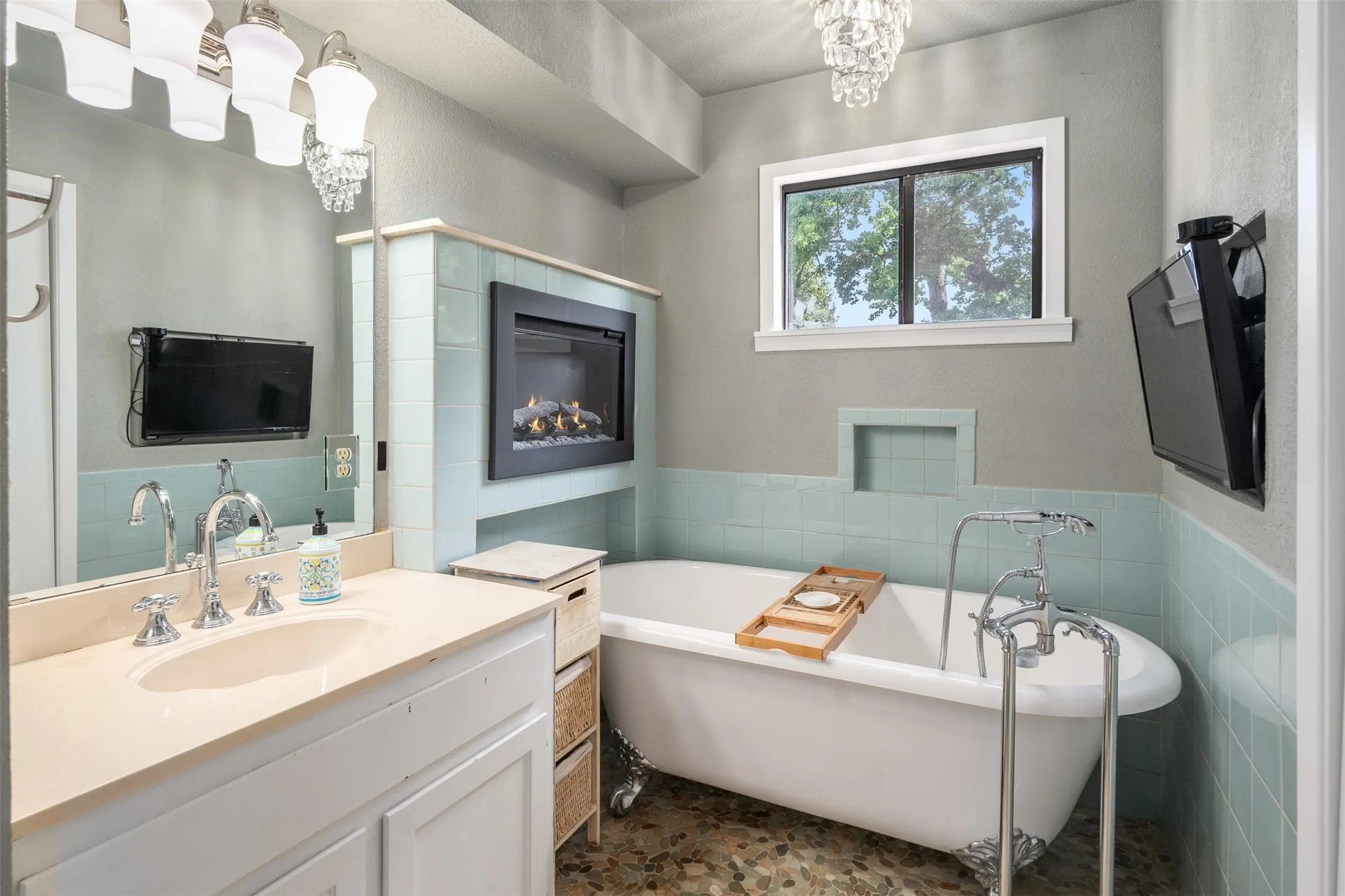 Single Family Residence For Sale in Henderson County , 205 Shoreline Drive, Star Harbor, Texas 75148, 4 Bedroom, 4 Bathroom, 2 Garage spaces, 3,066 Sqft, built in 1985, Preowned, mls#21250696, Real Estate Agent in Star Harbor, Homes For Sale in Henderson county, Homes For Sale in Star Harbor, Realtor in Star Harbor Texas, Real Estate Brokerage Independent Realty Texas, Luminita Cordes Realtor